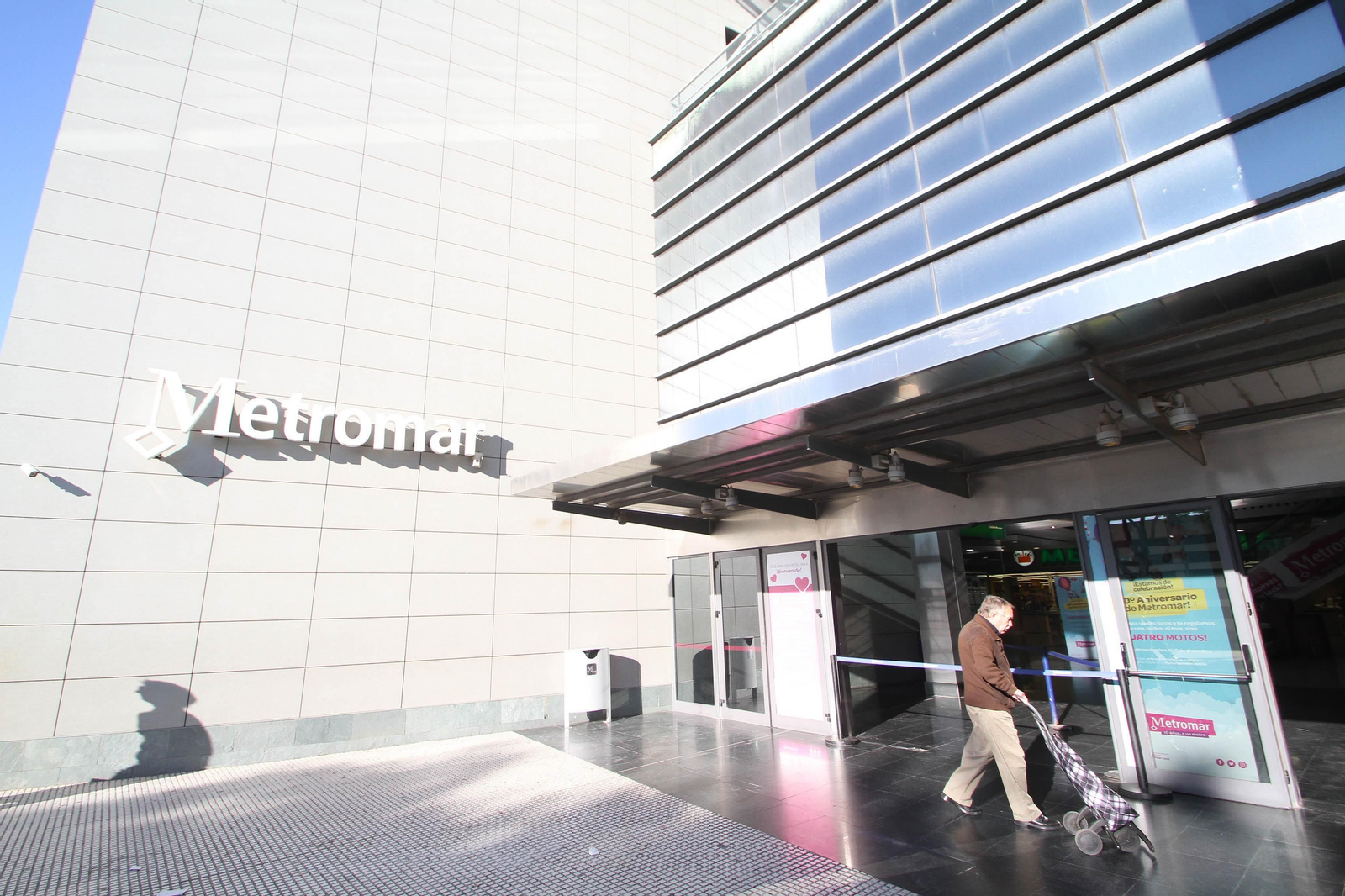 Accesos al centro comercial Metromar en Mairena del Aljarafe.