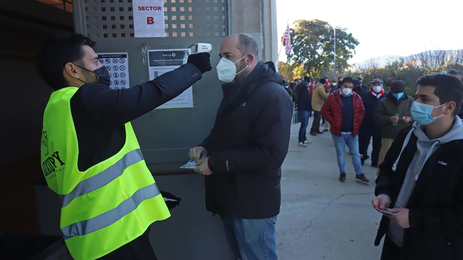 Un aficionado se toma la temperatura antes de entrar al Nuevo Mirador.