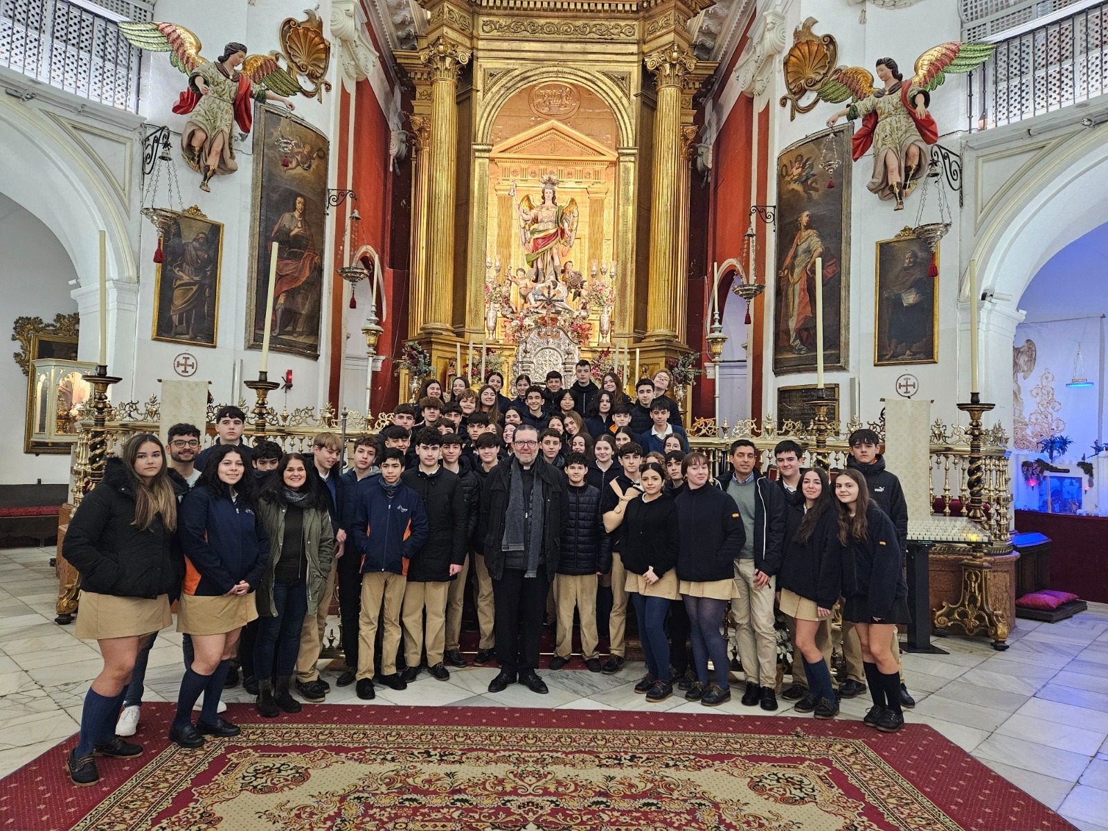 Foto de familia de la visita escolar del Colegio Divina Pastora