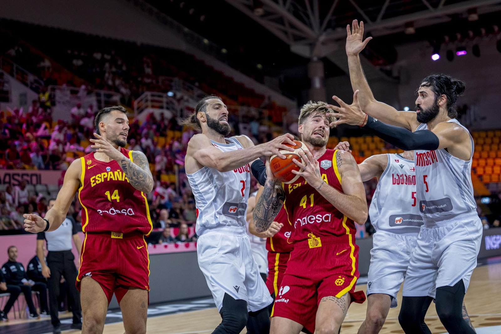 Juancho Hernangónez sufre la severa defensa de los georgianos.