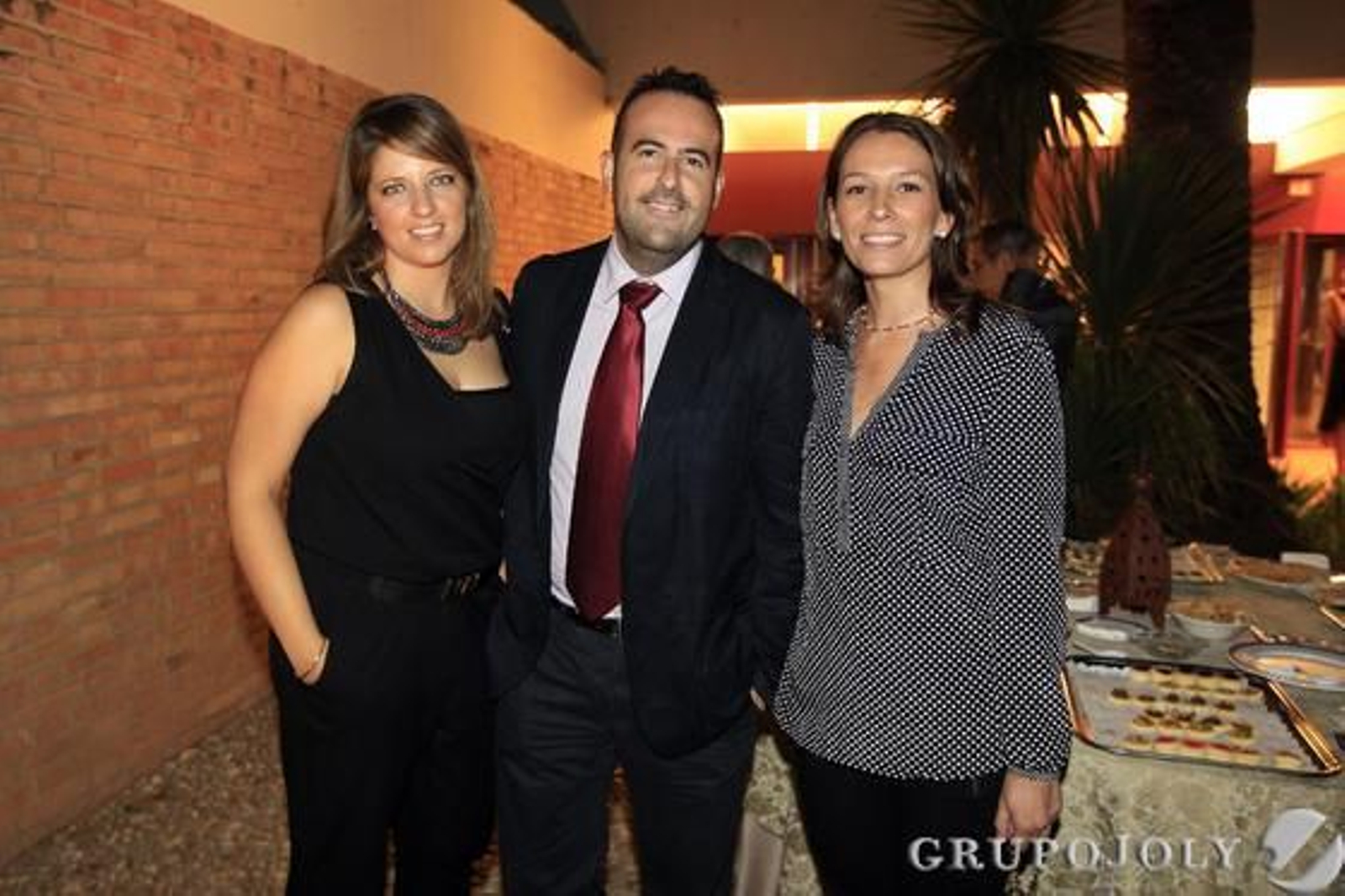 El responsable de comunicación de Efecto Global, Paco Torres, junto con su mujer, Carmen Perán (izq.) y Yolanda Nieto.

Foto: Pepe Villoslada-Lucia Rivas