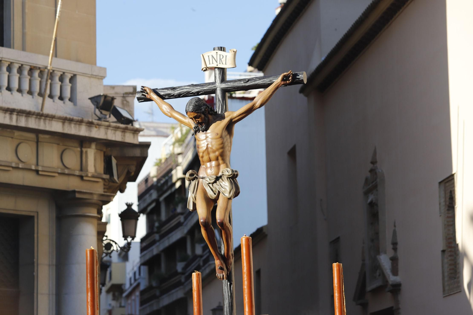 La Hermandad de la Buena Muerte procesiona por las calles de Huelva