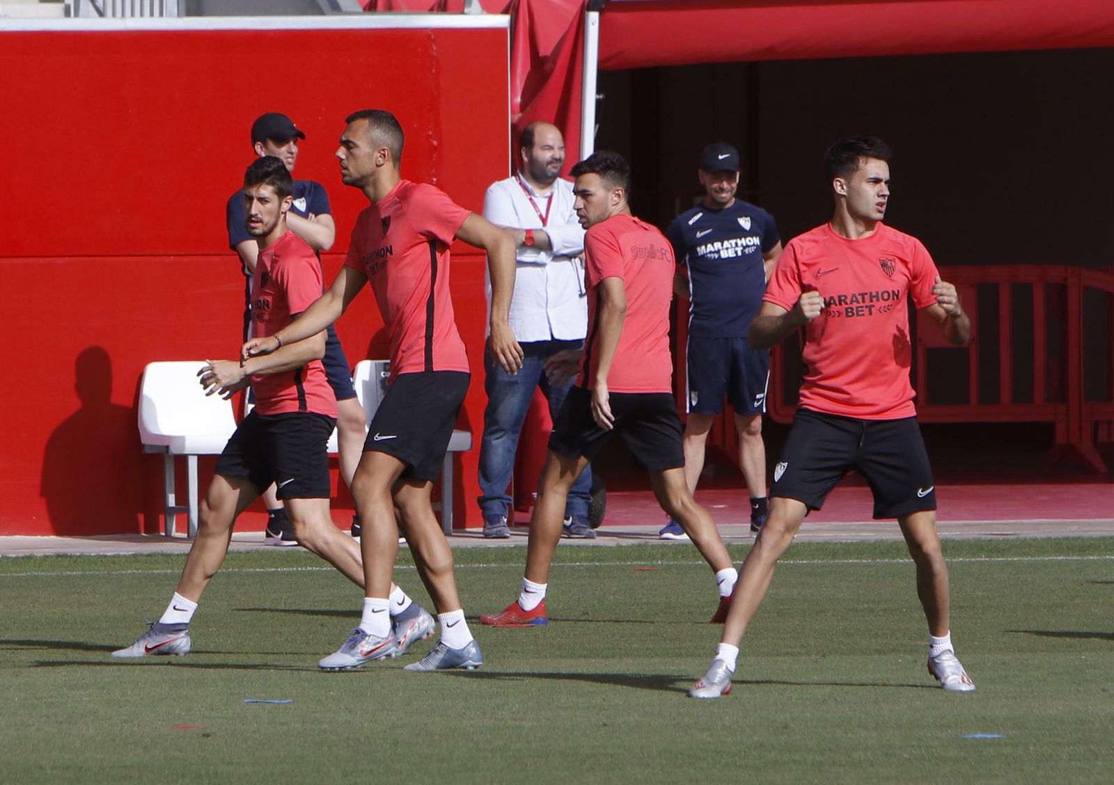 Reguilón realiza ejercicios de calentamiento junto a Joan Jordán, Munir y Escudero.