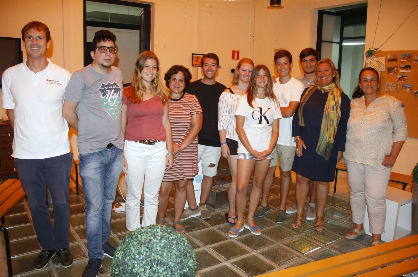 El grupo de alumnos que participa en este programa durante un descanso de las clases hoy por la mañana.