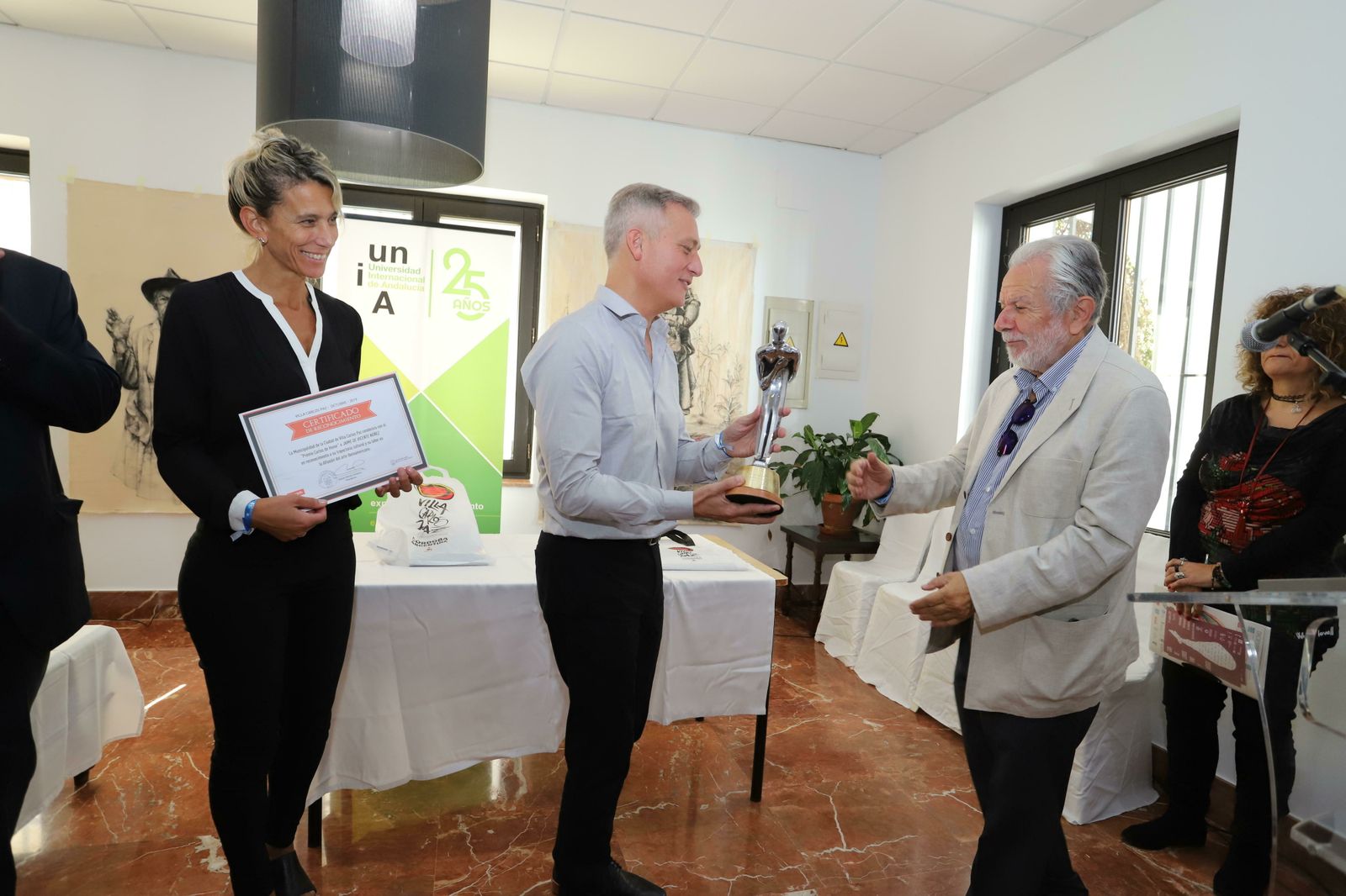 Jaime de Vicente recibe el Premio Carlos de Honor.