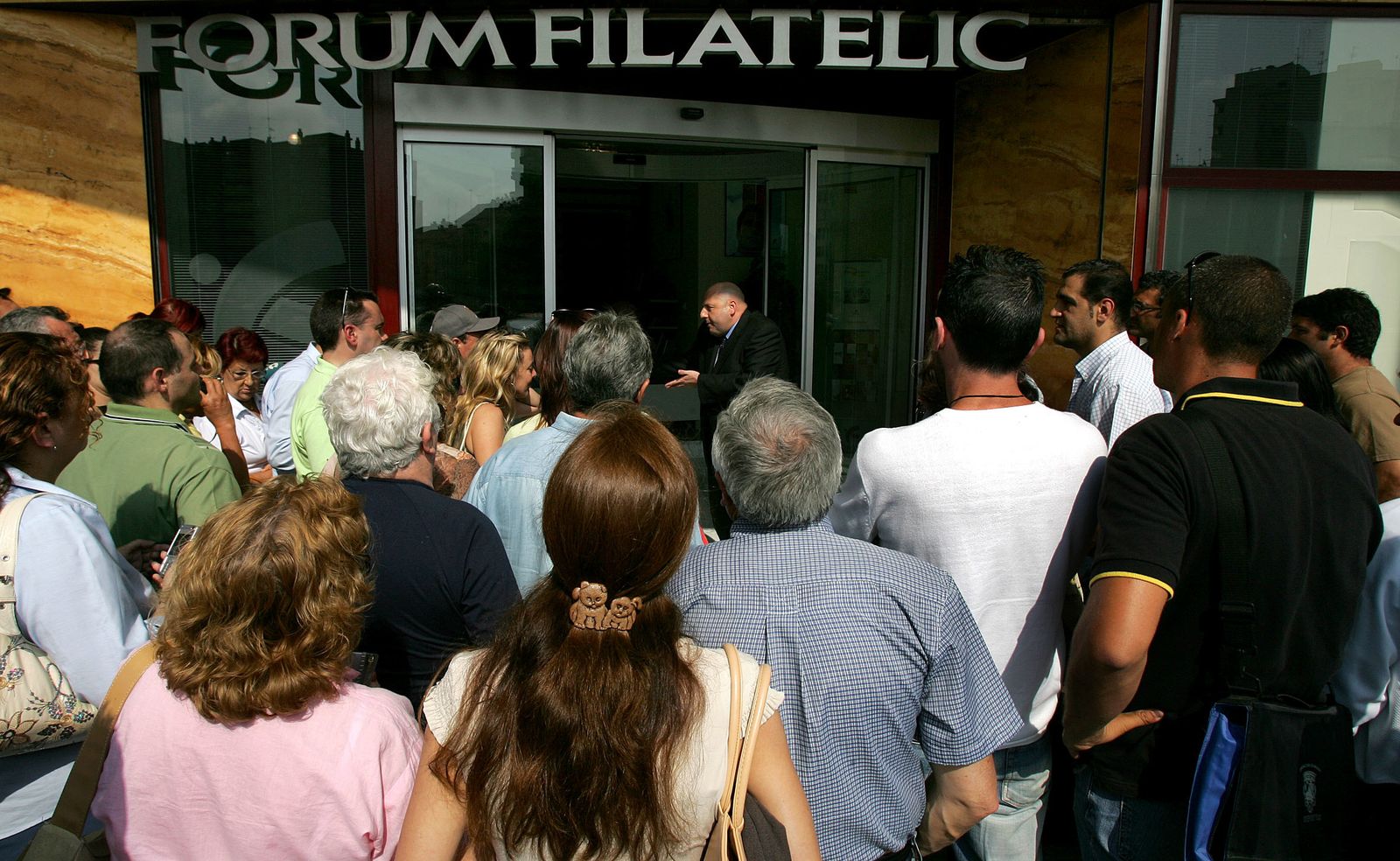 Clientes de la entidad acuden a retirar sus fondos a la sede de Málaga de Fórum filatélico, en una imagen de archivo