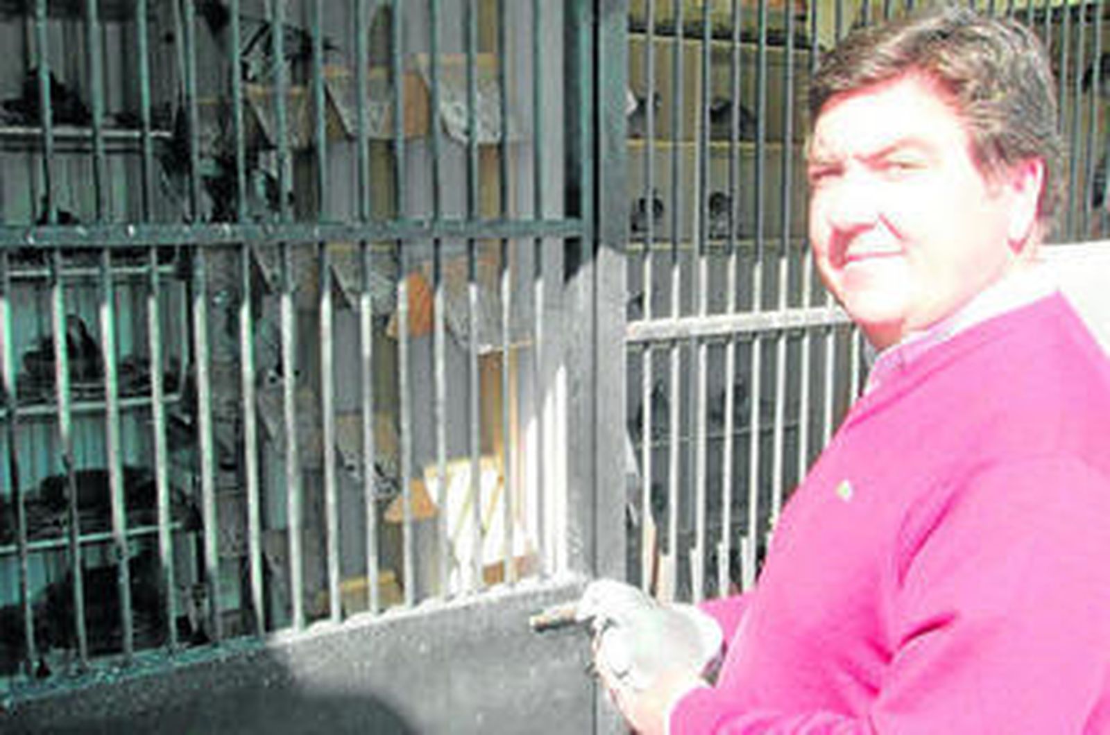 Sobre estas líneas, el presidente del club aljarafeño, Victoriano Gámez. Abajo, una suelta de palomas.