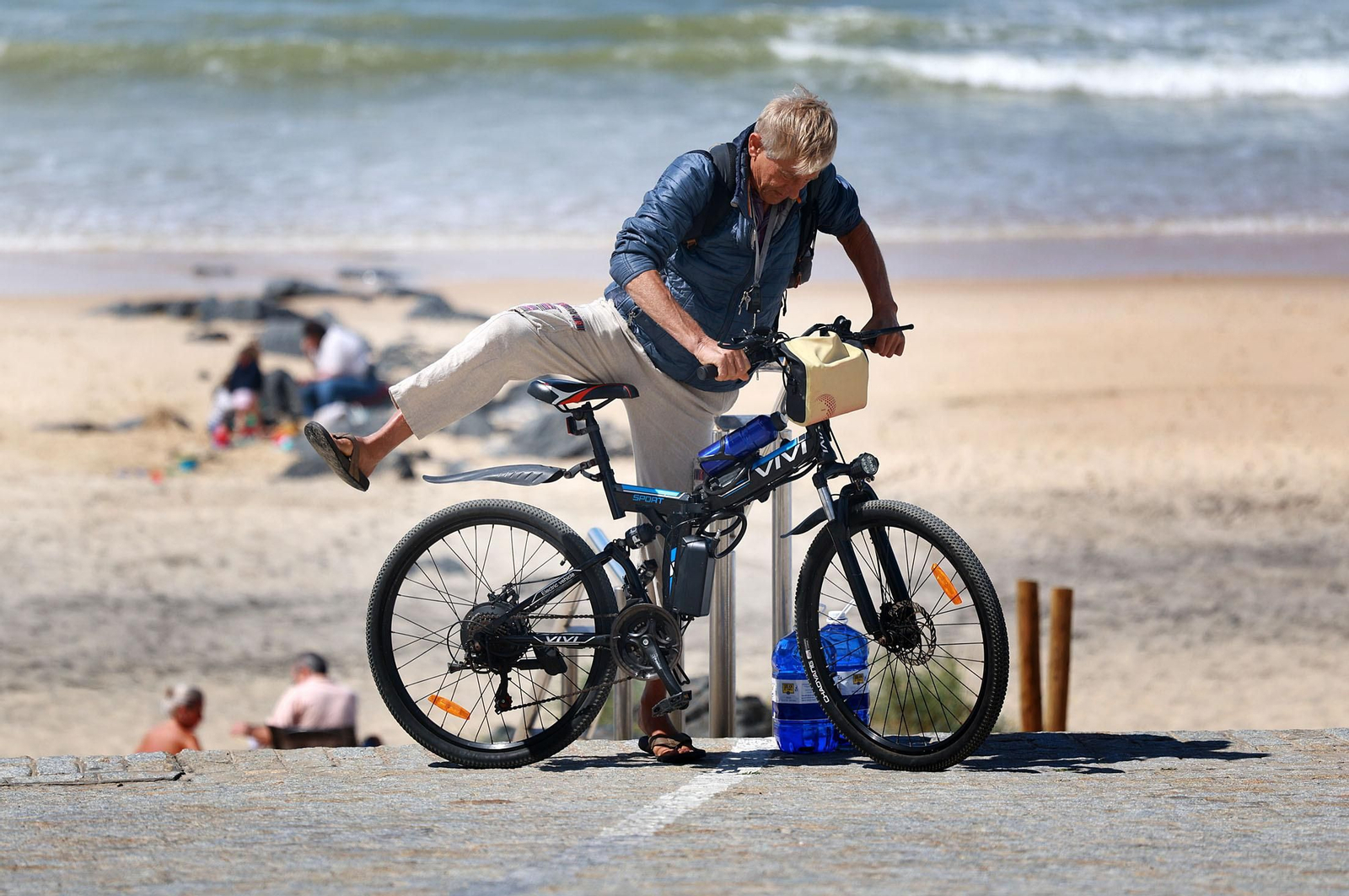 Imágenes del ambiente en las playas de Matalascañas y Mazagón durante la mañana del domingo