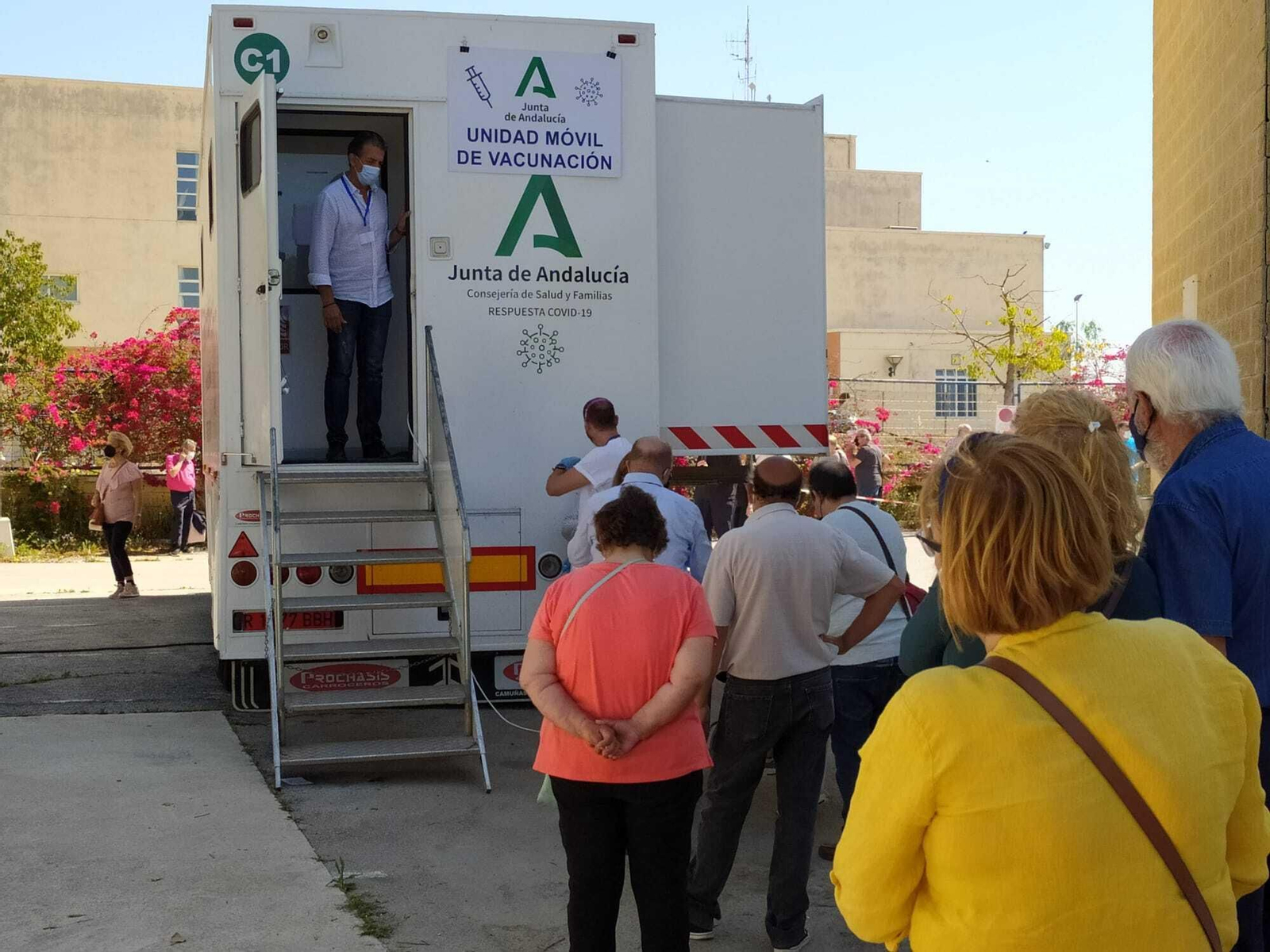 Isleños a la espera de ser vacunados en la unidad movil del SAS, estacionada en el recinto del IMPI, en La Magdalena.