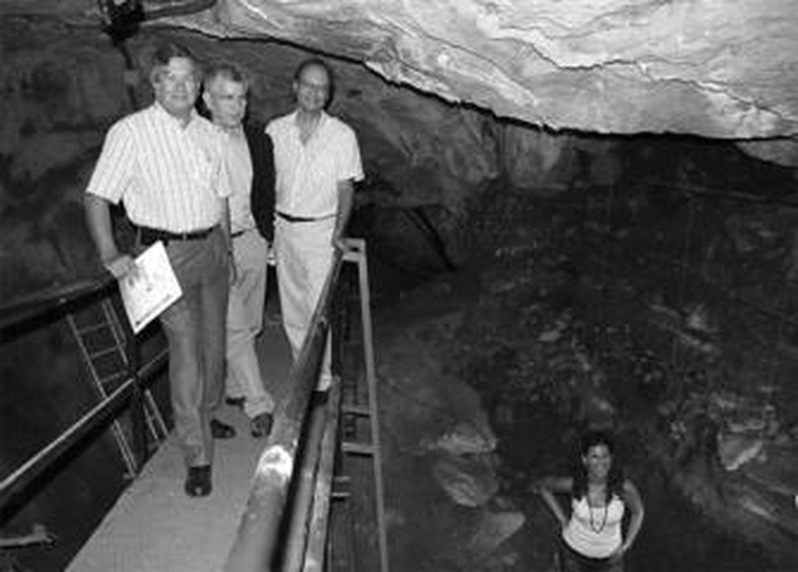 Ángel Ramírez (izda.), gerente de la cueva, Francisco López y J. Luis Sanchidrián, experto en pintura prehistórica.