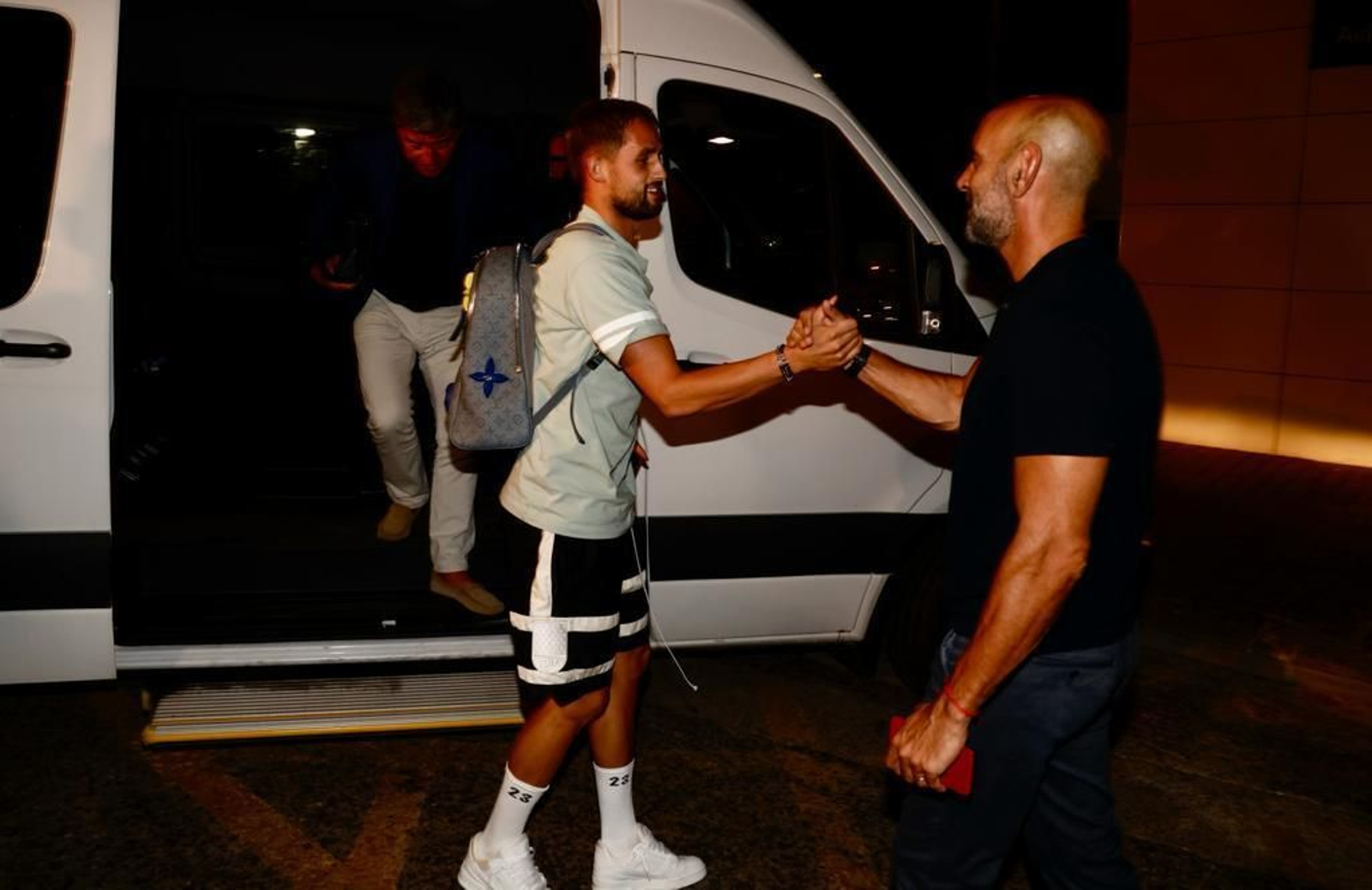 Adnan Januzaj saluda a Monchi en el aeropuerto de San Pablo.