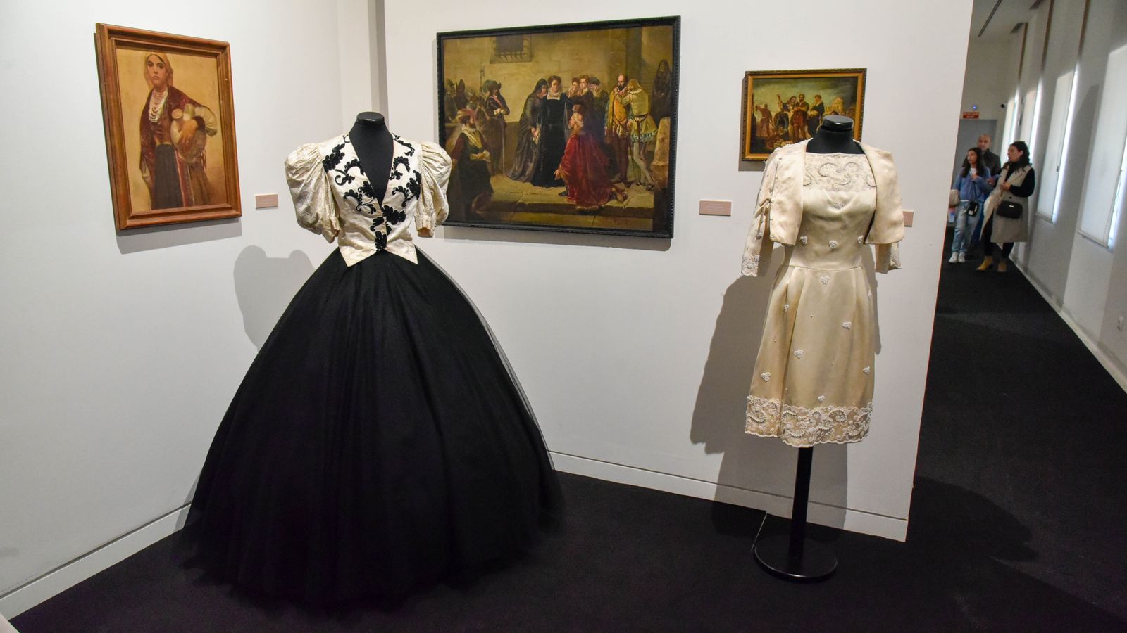 Exposición ' Vísteme: de la Alta Costura al Arte, 90 años de historia de la moda' en el Museo Cruz Herrera