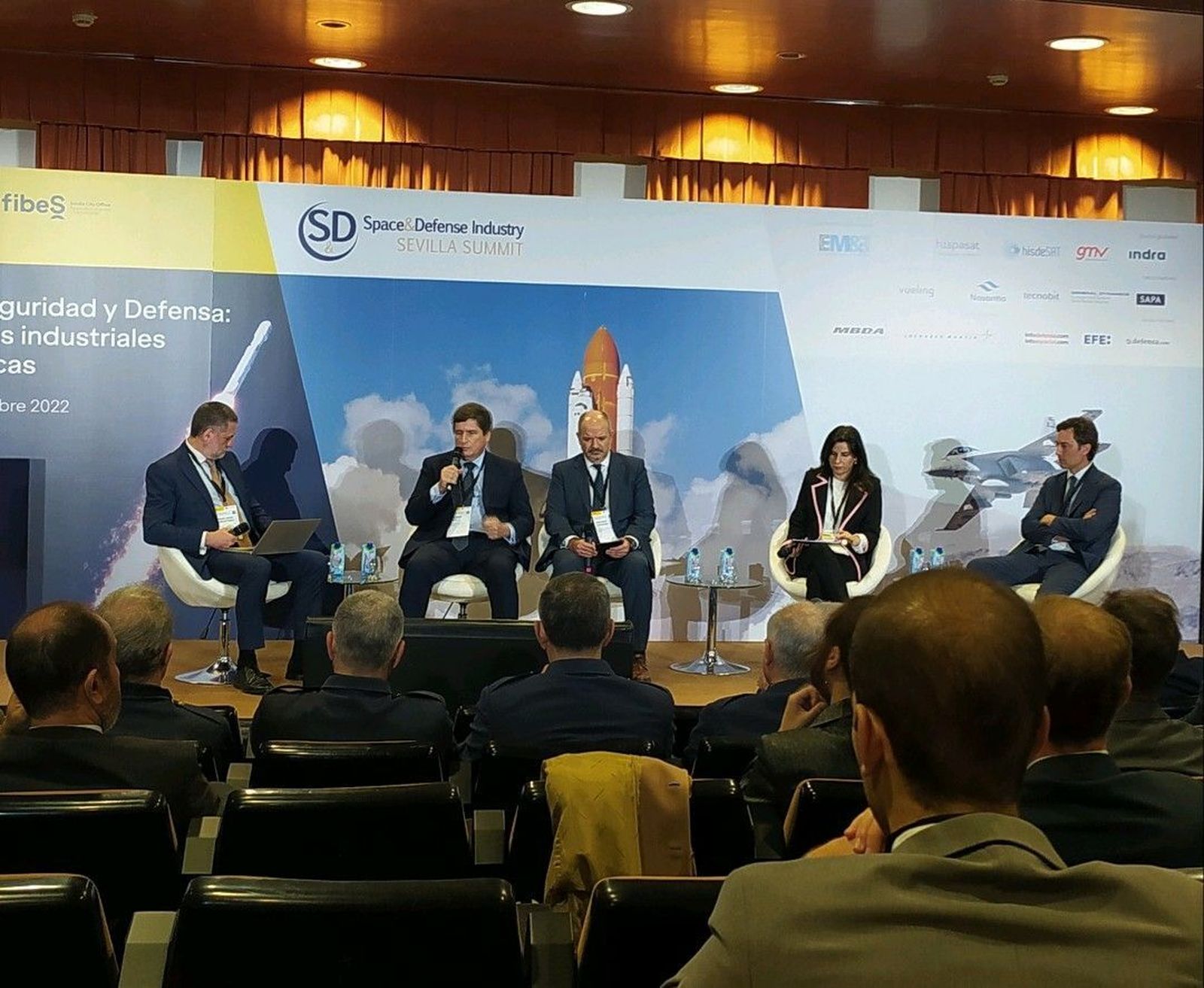 Mesa redonda en la cumbre de la industria aeroespacial y de la defensa Space and Defense Industry, Fernando Mato, director general de Sistemas de Misiles de España (SMS); Fernando Fernández, director de Tecnología de Escribano Mechanical & Engineering; Cristina Abad, directora de Sistemas de Navantia; y Víctor López, director de Desarrollo de Negocio, GDELS-Santa Bárbara Sistemas.