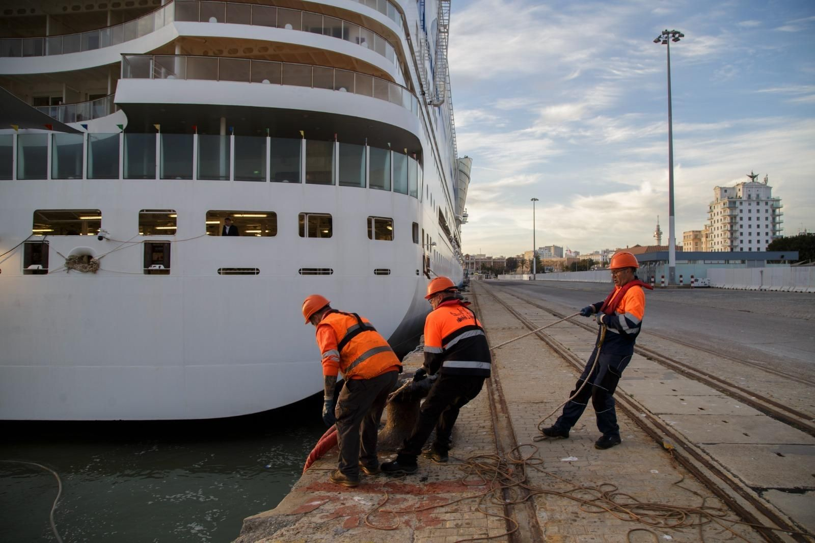 Tres grandes cruceros trajeron este miércoles hasta Cádiz a varios miles de turistas