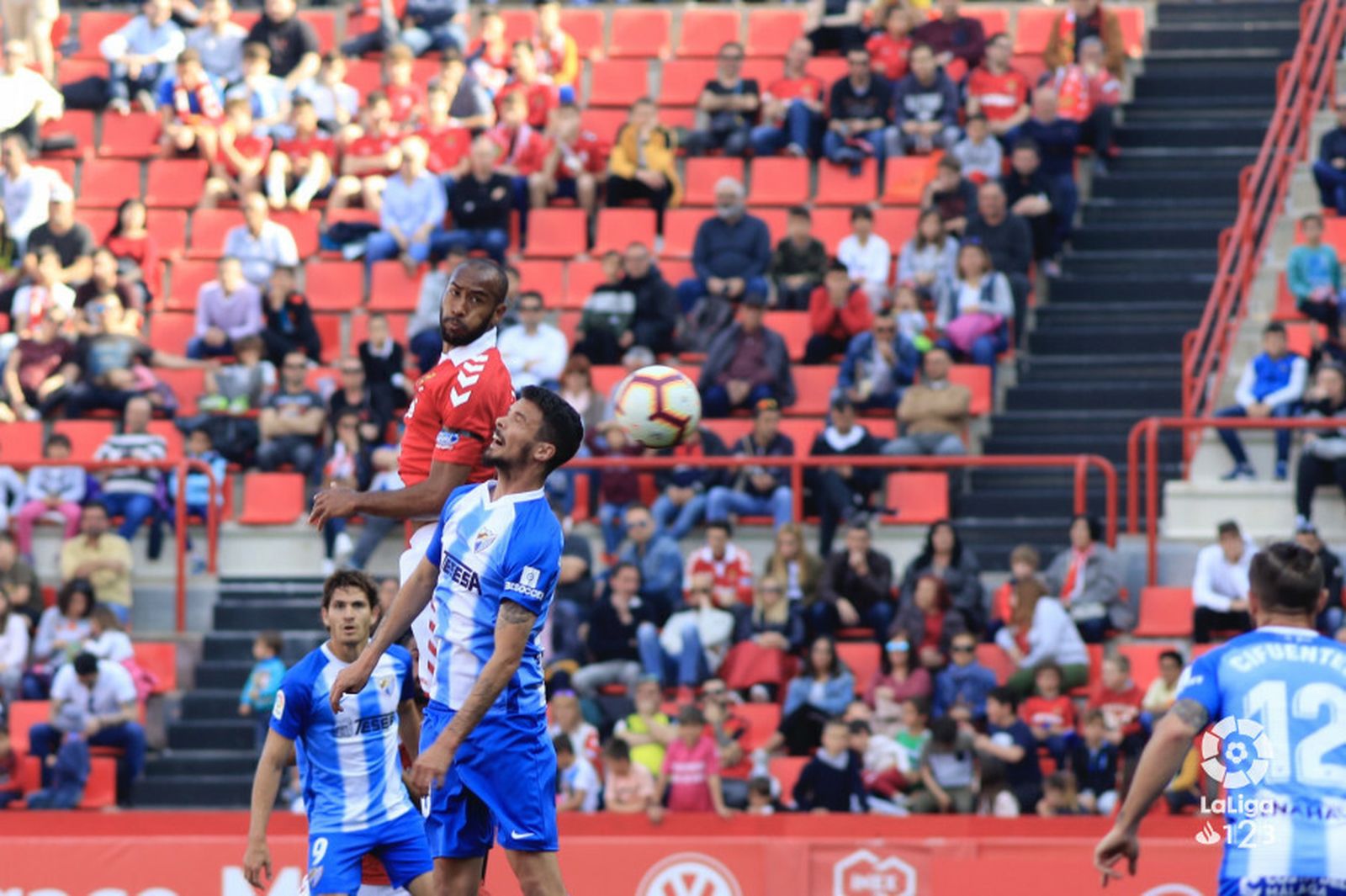 Erik Morán salta con Kanté por un balón.