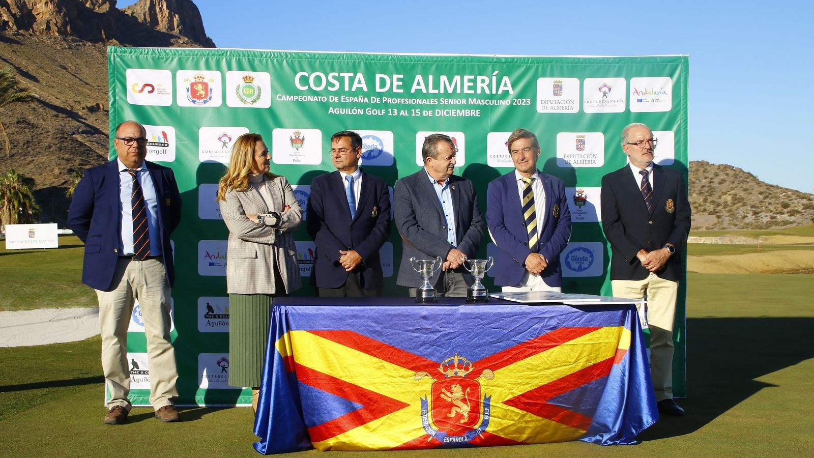 Los distintos representantes institucionales y organizadores preparados para la entrega de premios.