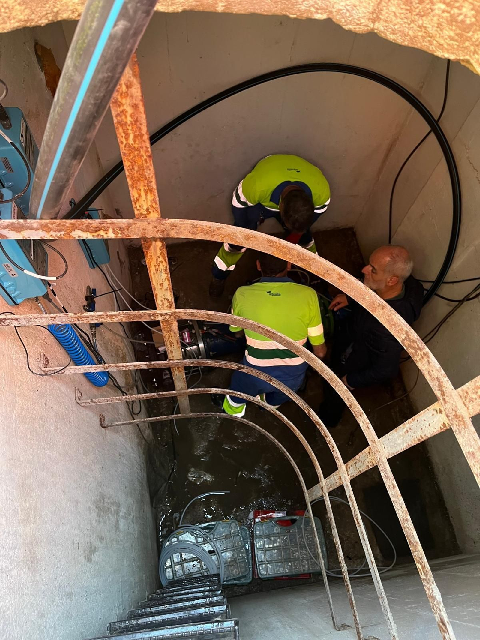 Operarios trabajando en la reparación de la válvula averiada.