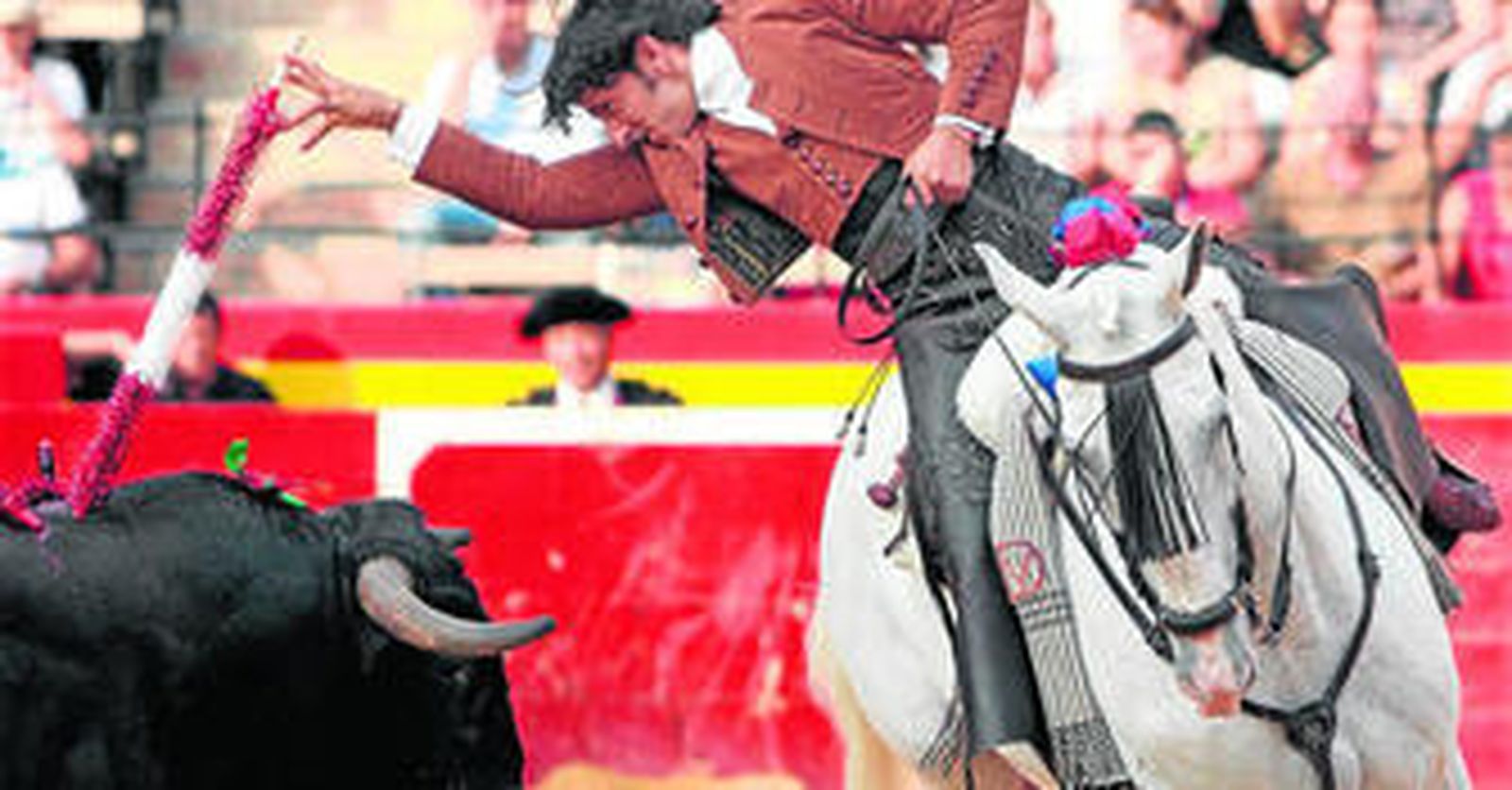El rejoneador Diego Ventura poniendo banderillas al segundo de la tarde ayer en la plaza de Valencia.