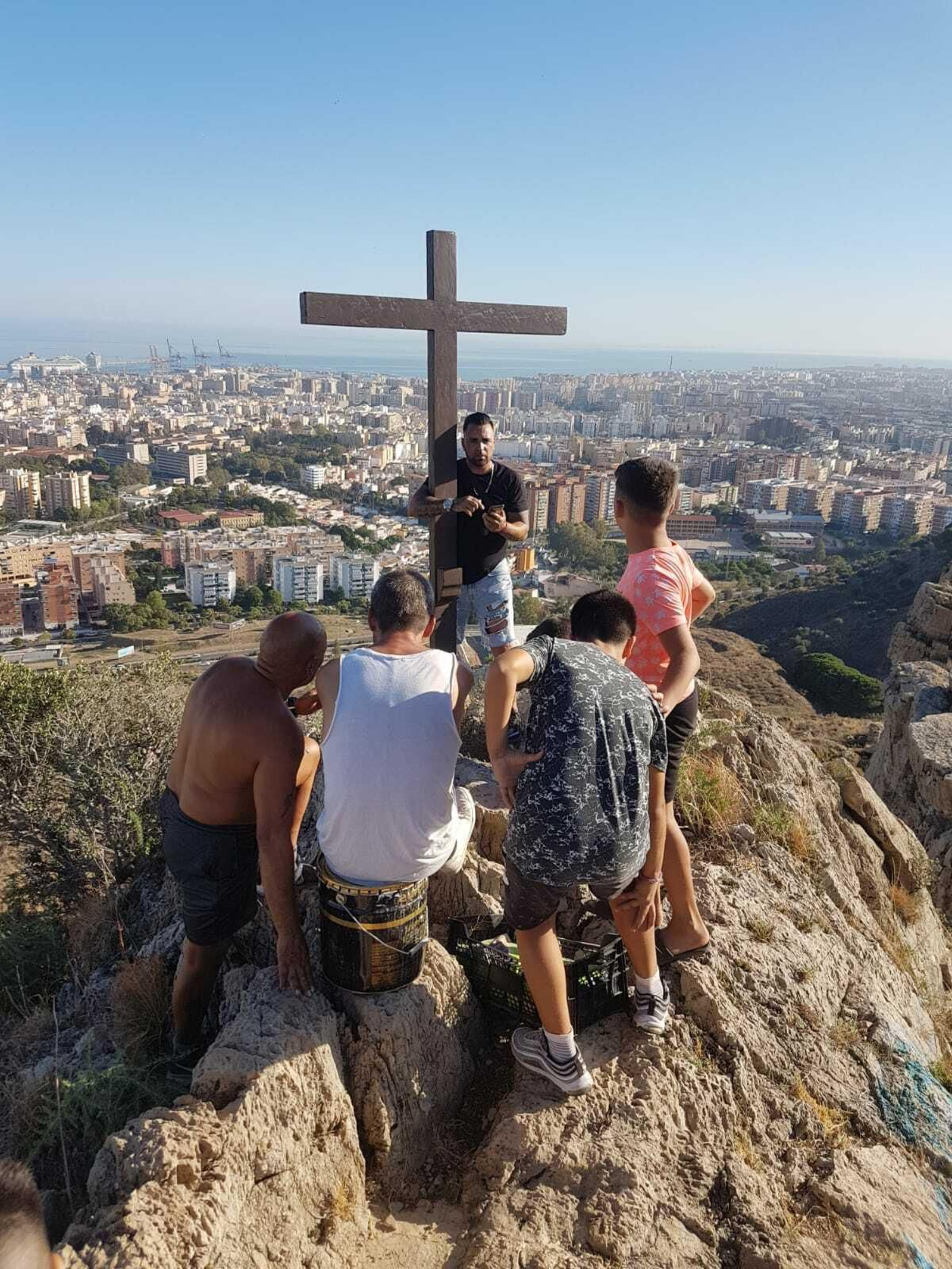 Vecinos de La Palmilla colocan de nuevo la cruz en el Monte Coronado