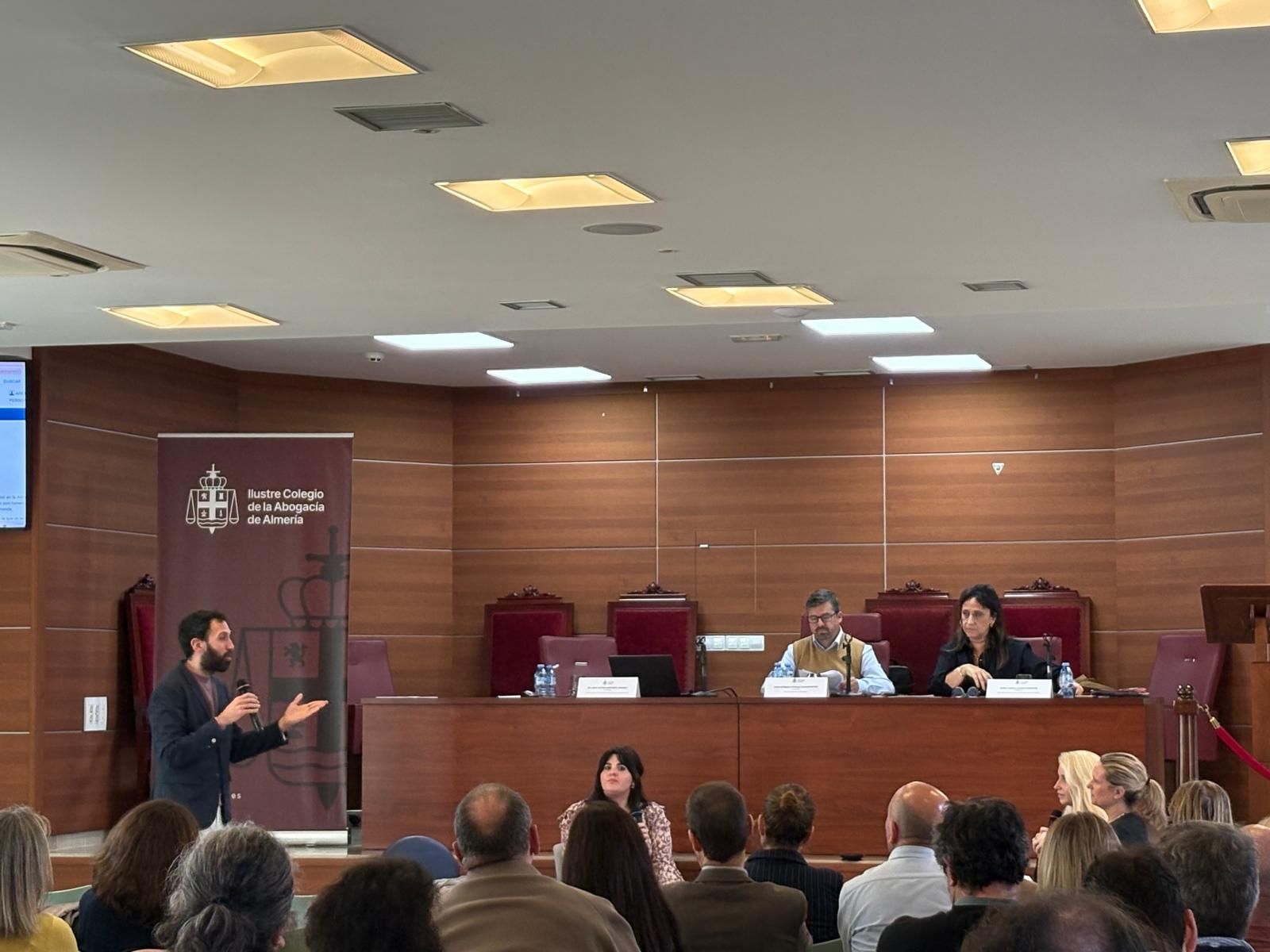 El profesor Víctor Bastante durante una de las sesiones del curso.