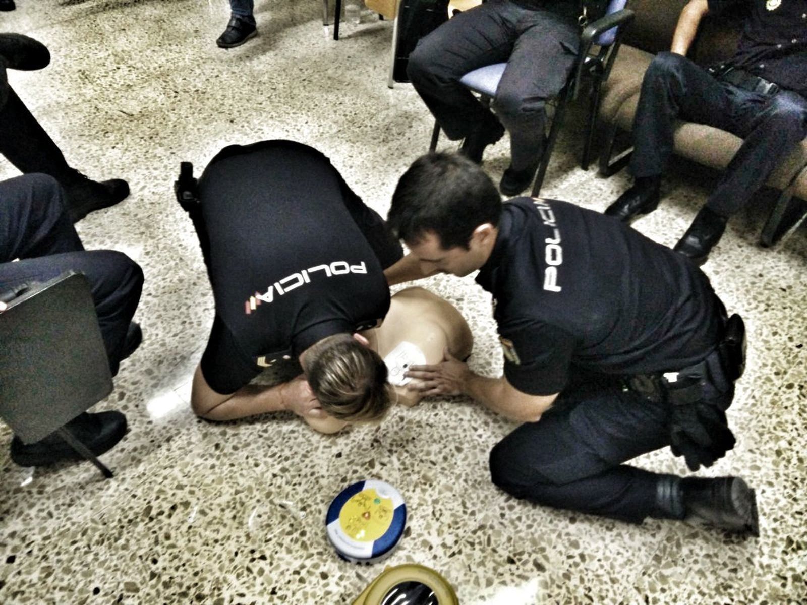 Agentes de la Policía Nacional durante un curso de RCP.