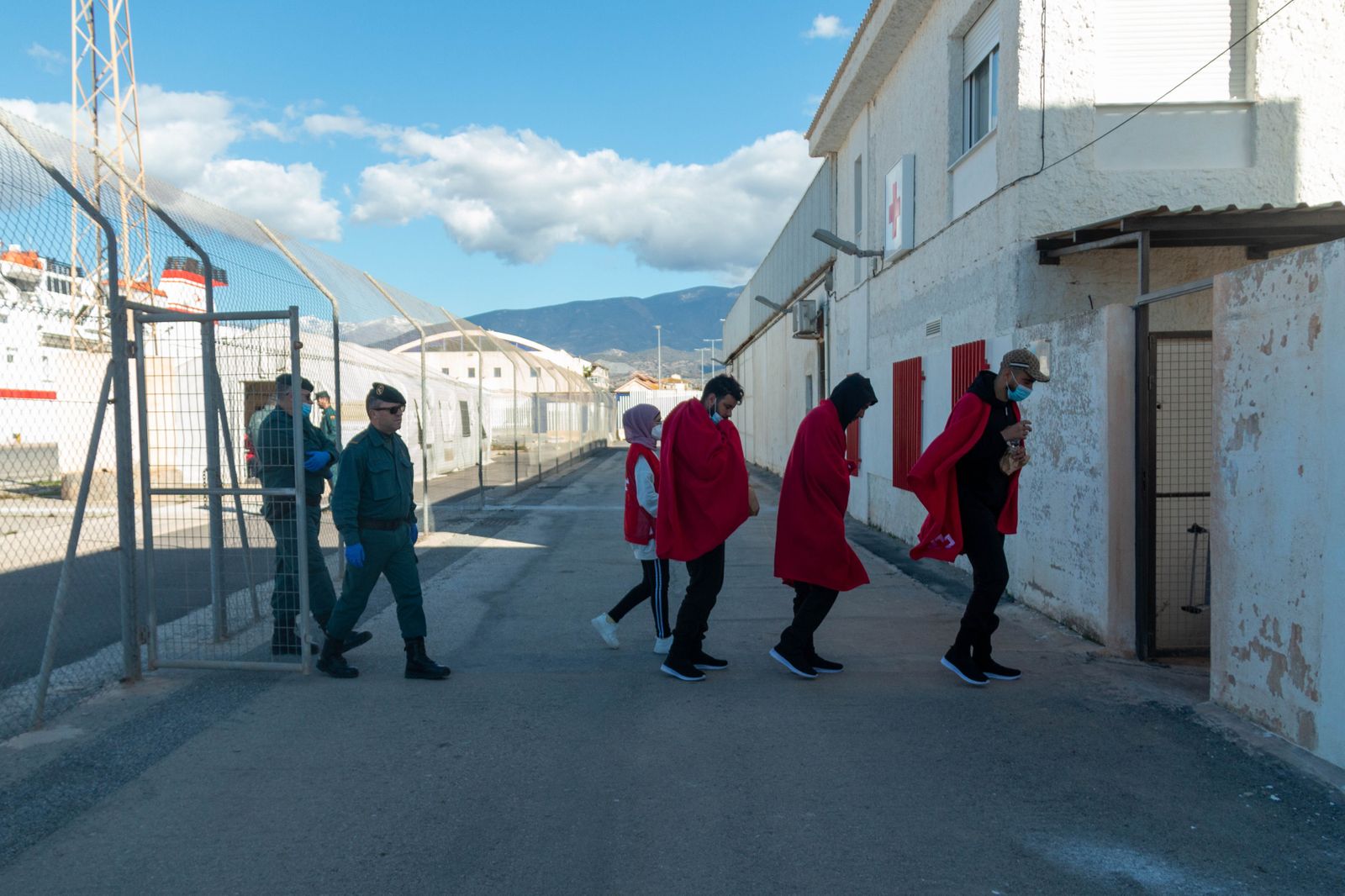 Trasladan al Puerto de Motril a 16 migrantes que llegaron a la isla de Alborán