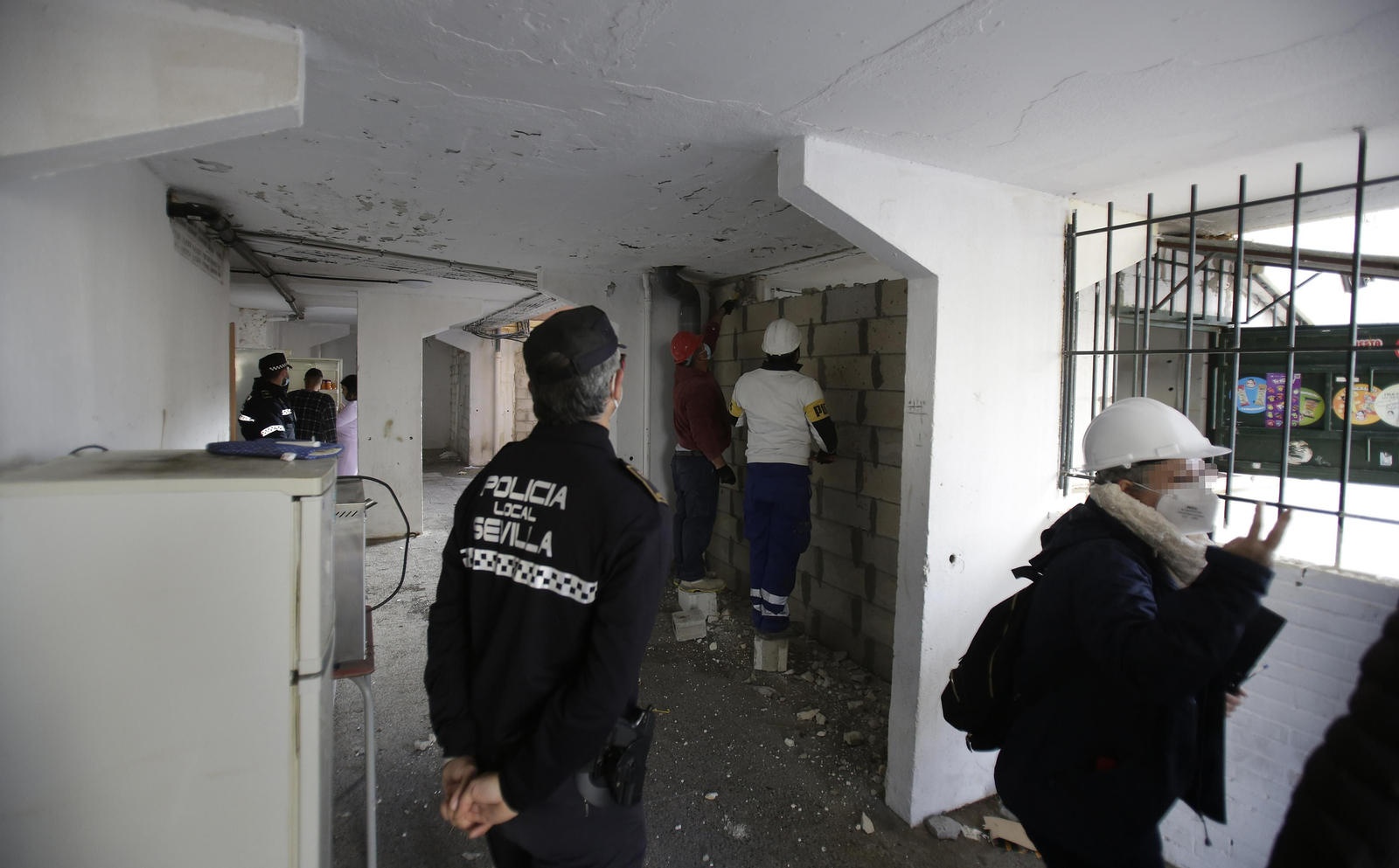 Demolición de muros y patios ilegales en las tres mil viviendas