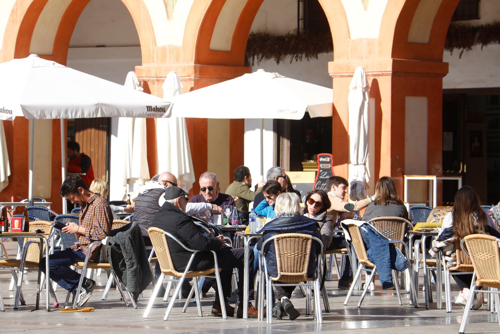 Tertulia en una terraza al sol en La Corredera.