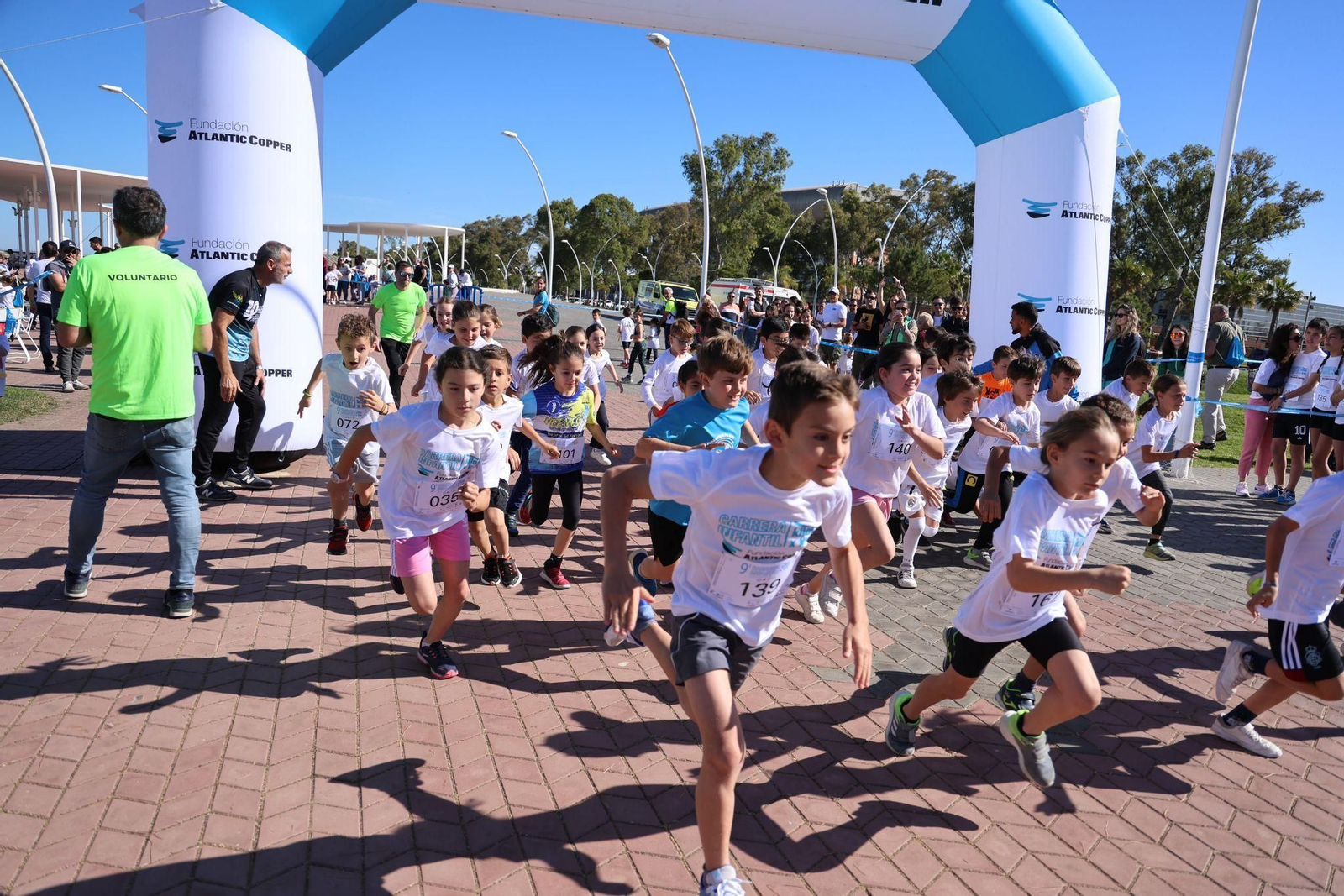 Pequeños disfrutan de la prueba 'Kilos por Kilómetros'. Pequeños disfrutan de la prueba 'Kilos por Kilómetros'.