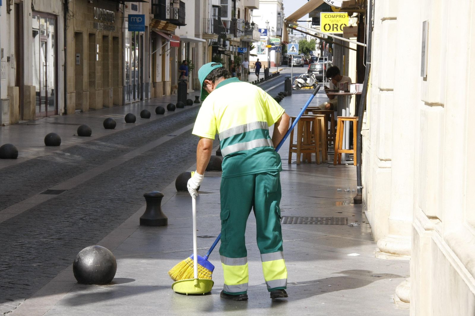 Un operario del servicio de limpieza pública.
