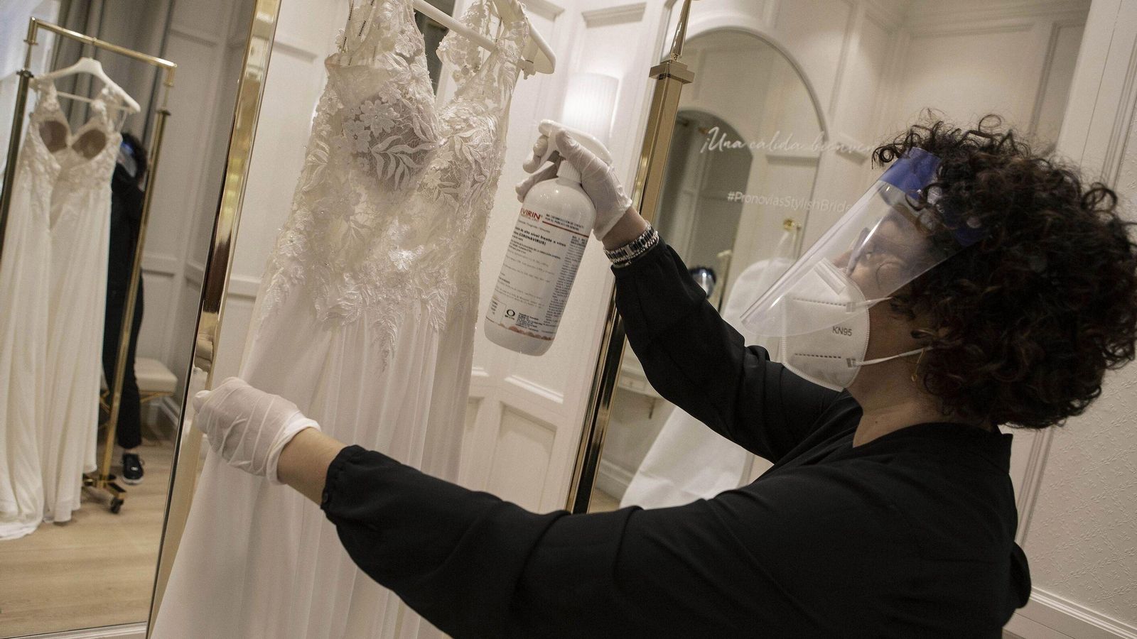 Las tiendas están obligadas a desinfectar sus instalaciones y productos varias veces al día.