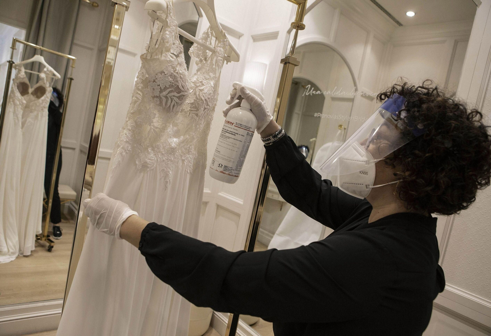 Las tiendas están obligadas a desinfectar sus instalaciones y productos varias veces al día.