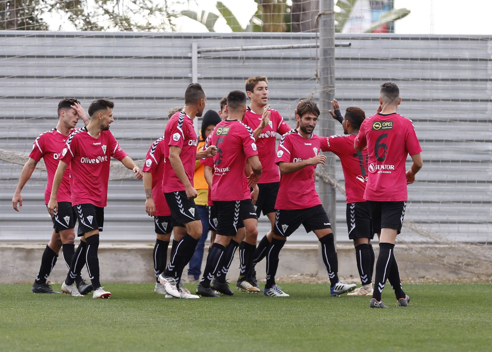 Los blanquillos celebran el tanto del triunfo.