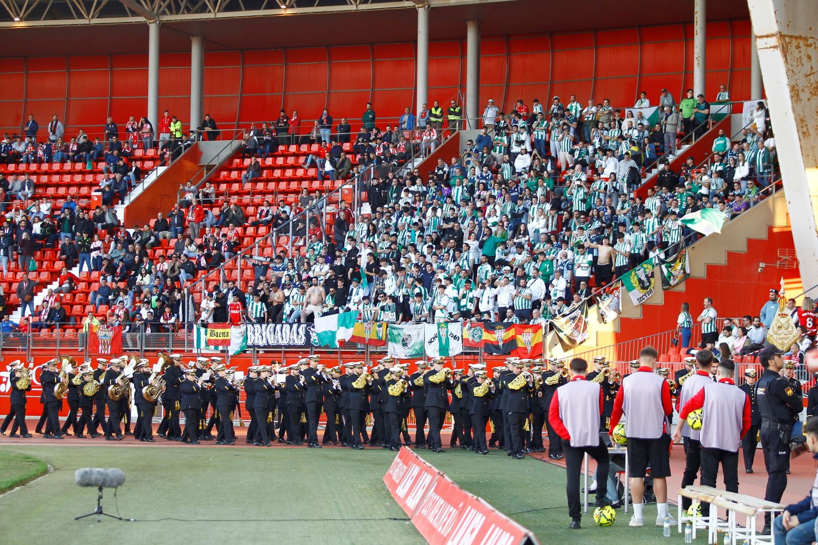 El Córdoba CF nunca camina solo: las fotos de la afición blanquiverde en Almería