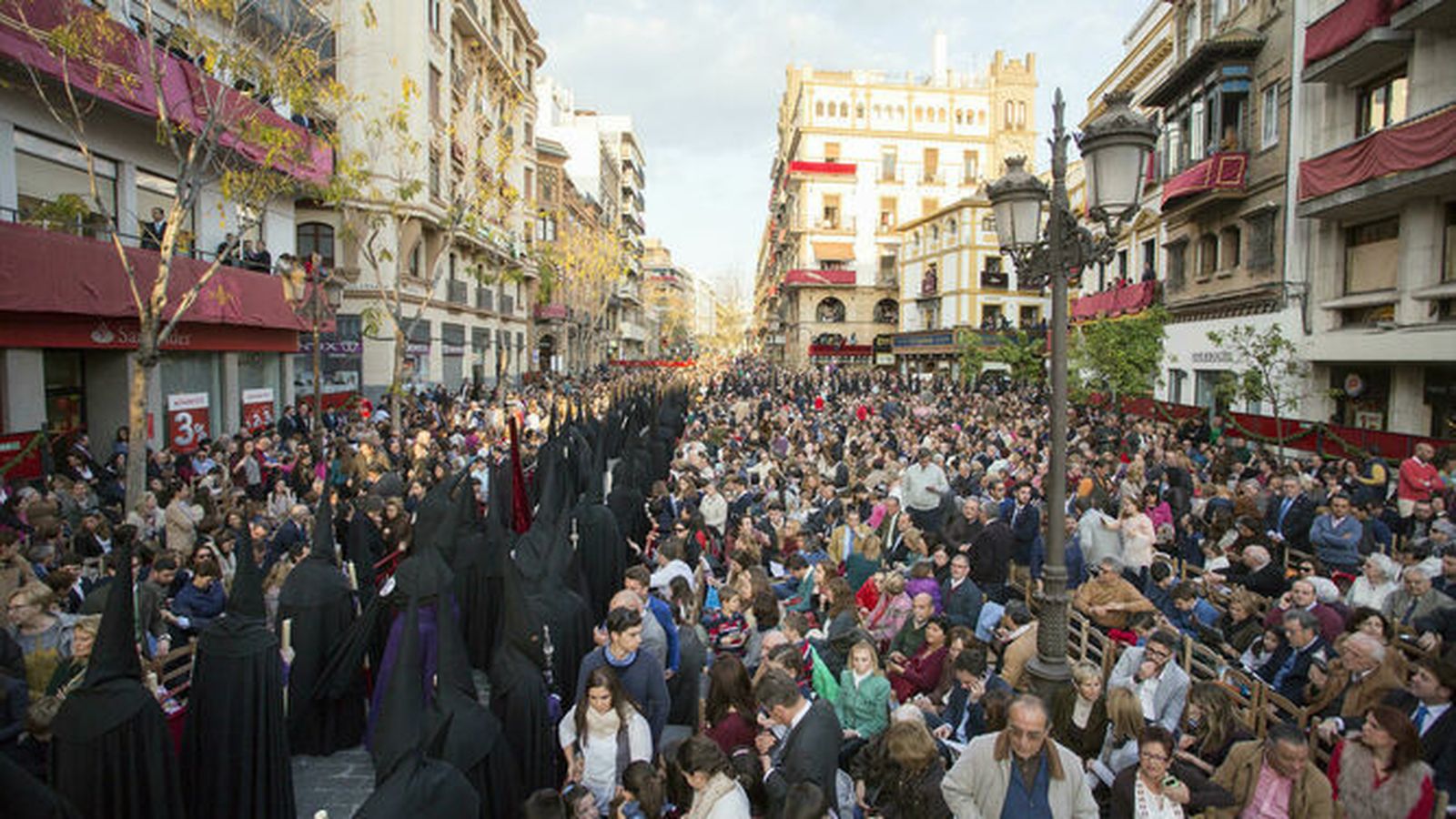 Nazarenos de la Hermandad de San Bernardo en la Campana