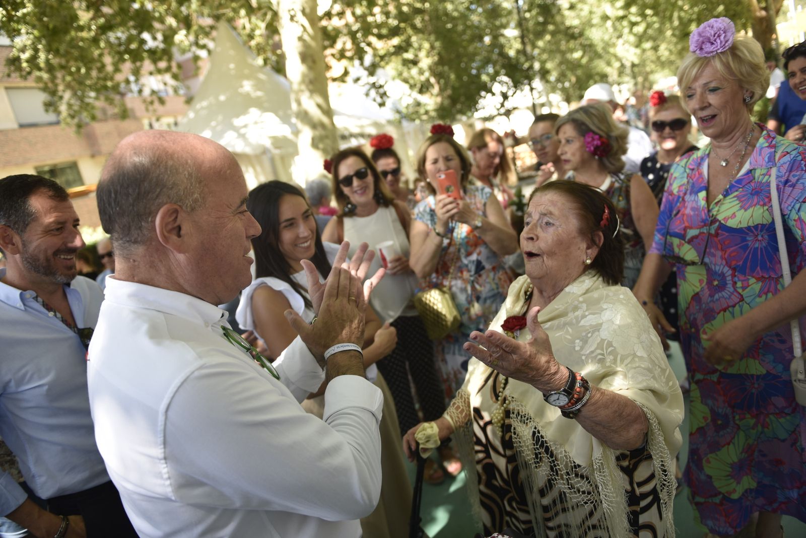 Una mujer canta al alcalde de Antequera tras la inauguración oficial,