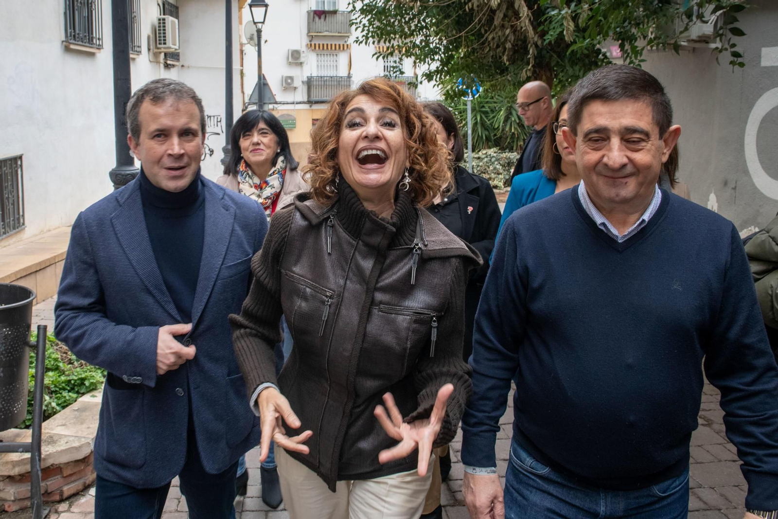 La vicepresidenta primera del Gobierno y ministra de Hacienda, María Jesús Montero, junto con el secretario del PSOE en la provincia de Jaén, Francisco Reyes, y el alcalde de Jaén, Julio Millán.