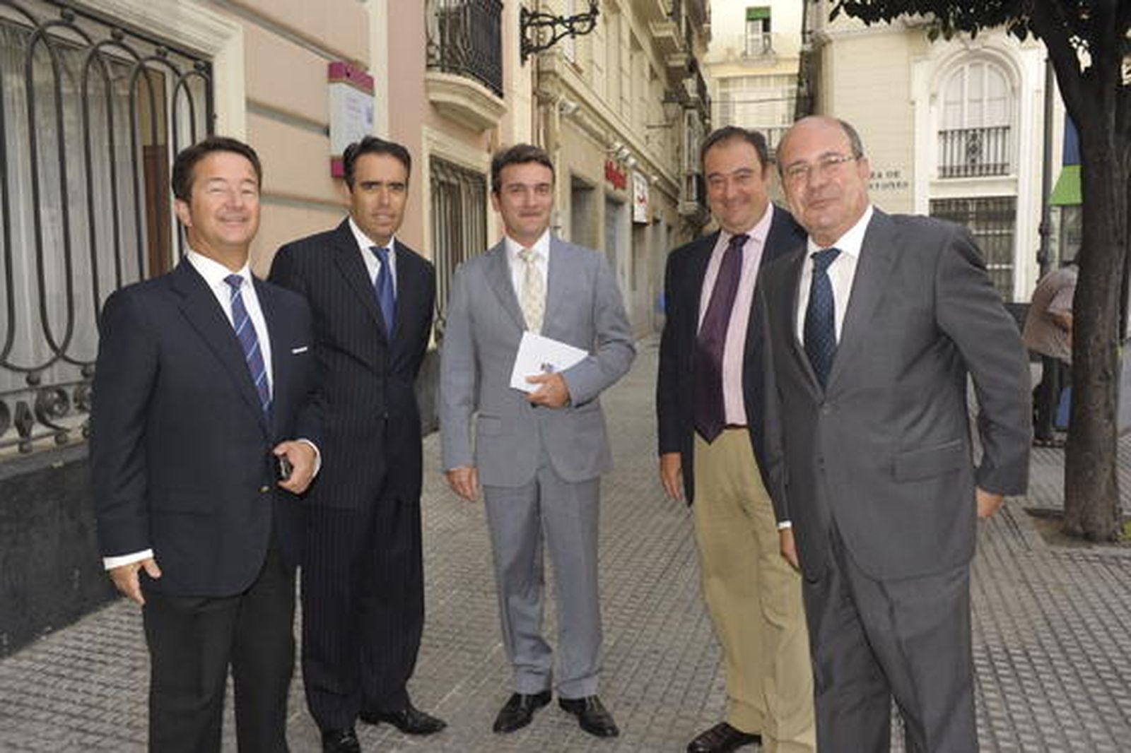 Javier López, directivo de Cajasol, Rafael Navas, director de Diario de Cádiz, Eduardo González Mazo, rector de la Universidad de Cádiz, Tomás Valiente, director general del Grupo Joly, y Manuel de la Peña, ex director de Diario de Jerez y Diario de Cádiz.

Foto: Joaquin Hernandez Kiki