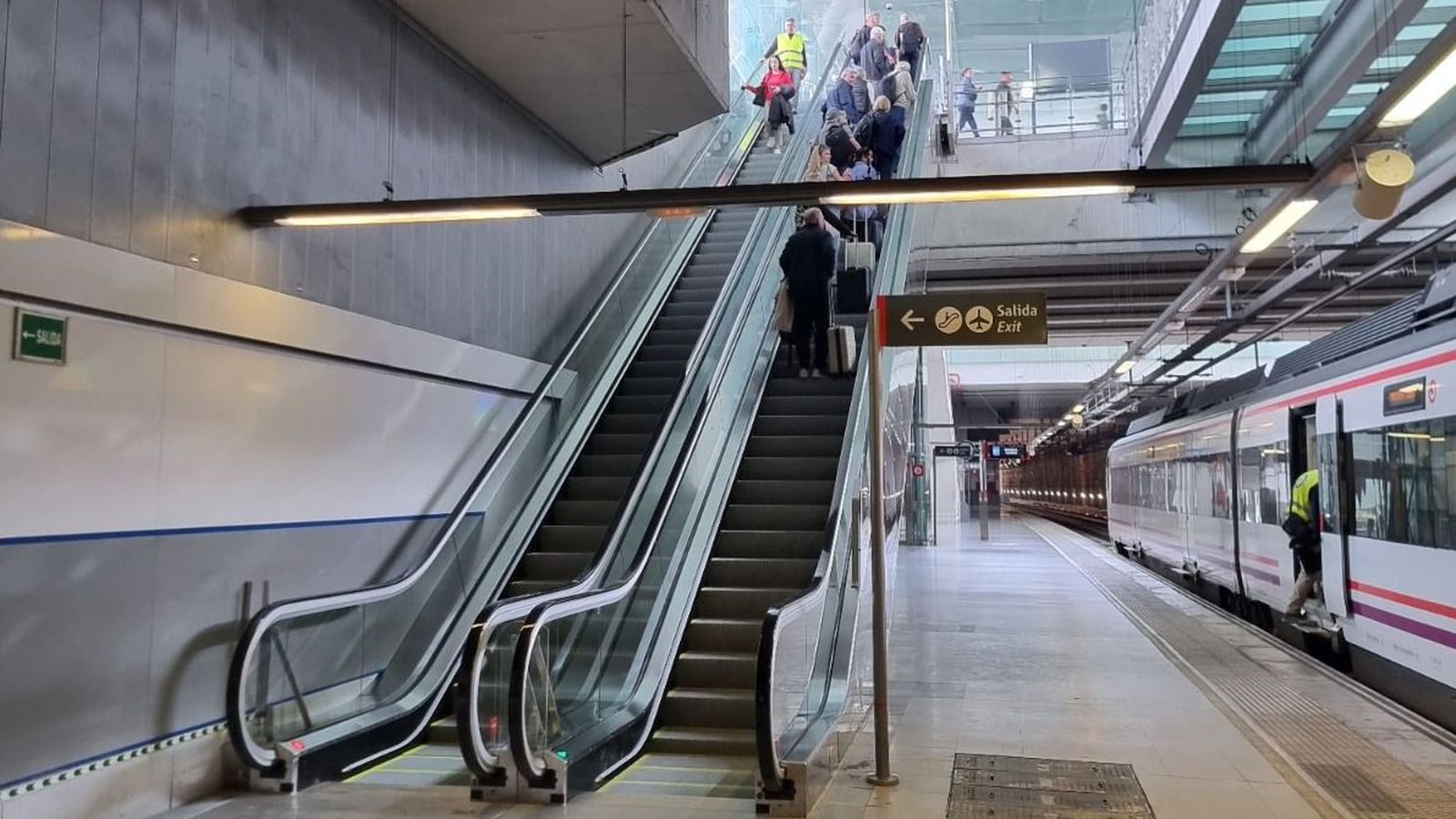 Escaleras del Cercanías del Aeropuerto
