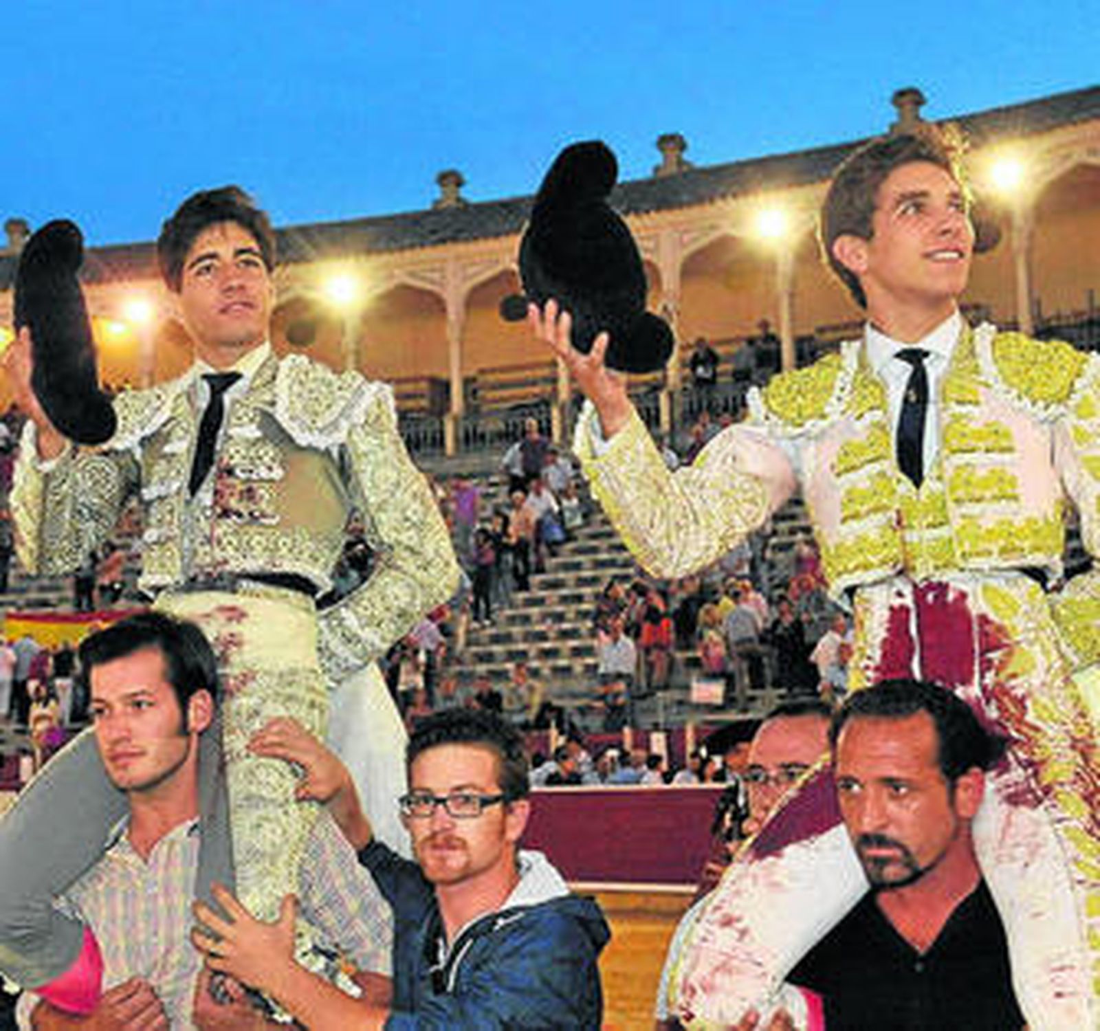 Lorenzo y Marín, camino de la puerta grande, ayer en la plaza de Albacete.