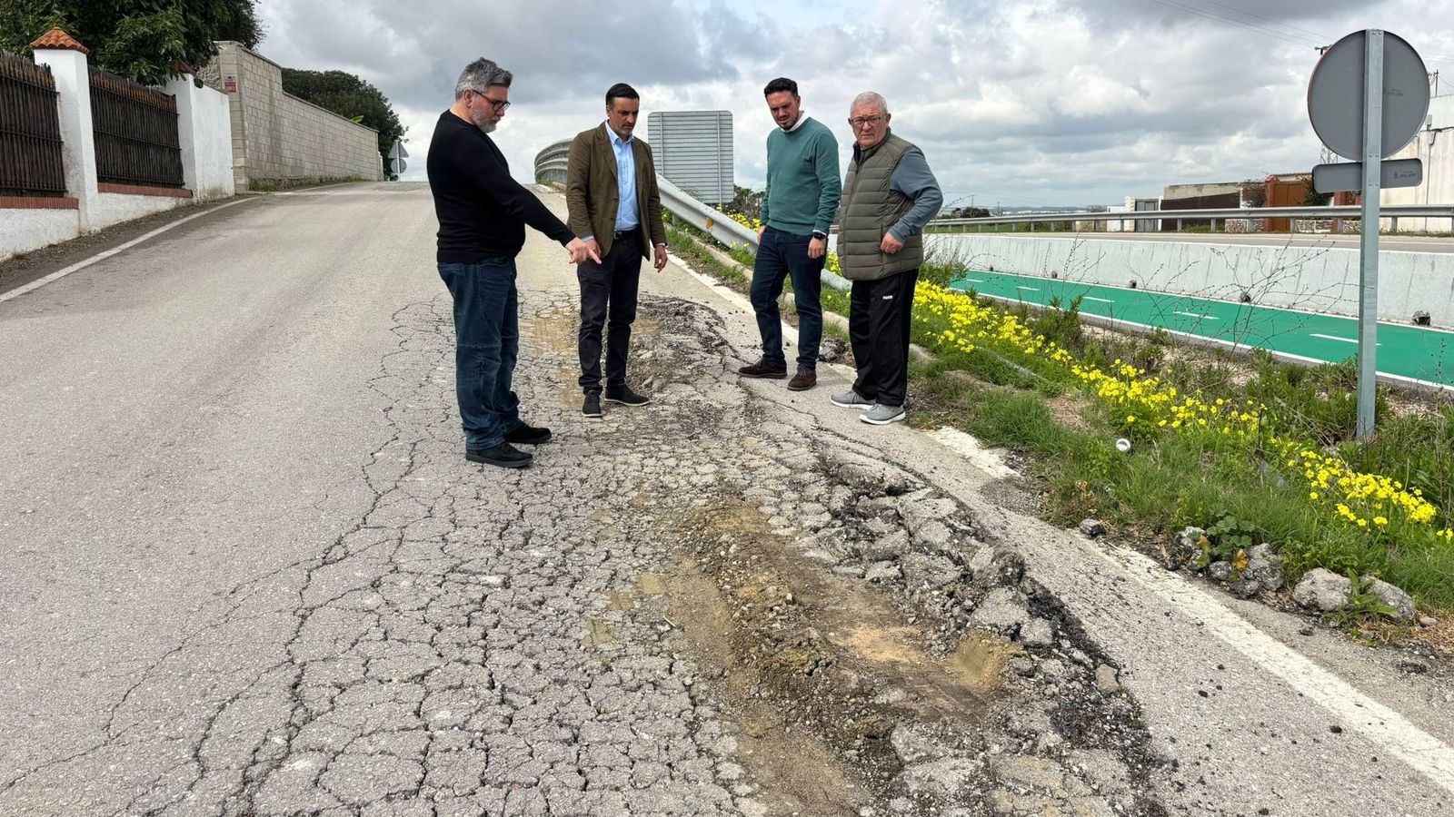 Imagen del deterioro de la avenida Cosmos en Cuartillos y para la que el PSOE de Jerez exige su arreglo