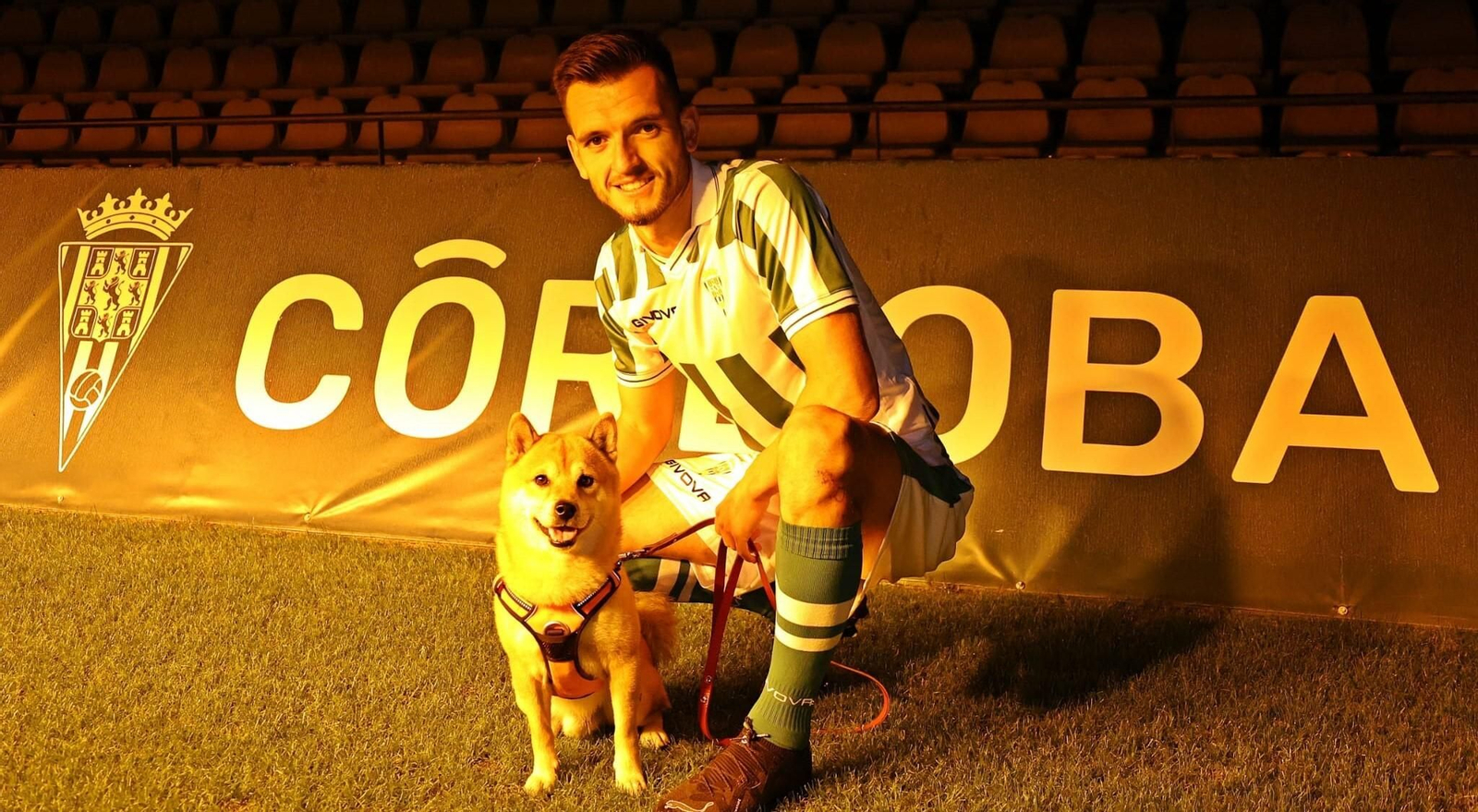 Adrián Lapeña, jugador del Córdoba CF, junto a su mascota en El Arcángel.