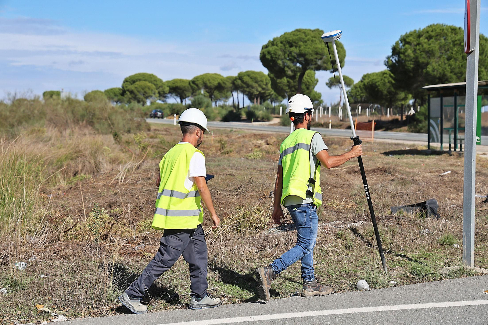 Imágenes del comienzo de las obras del tercer carril en la A-483 entre Almonte y El Rocío