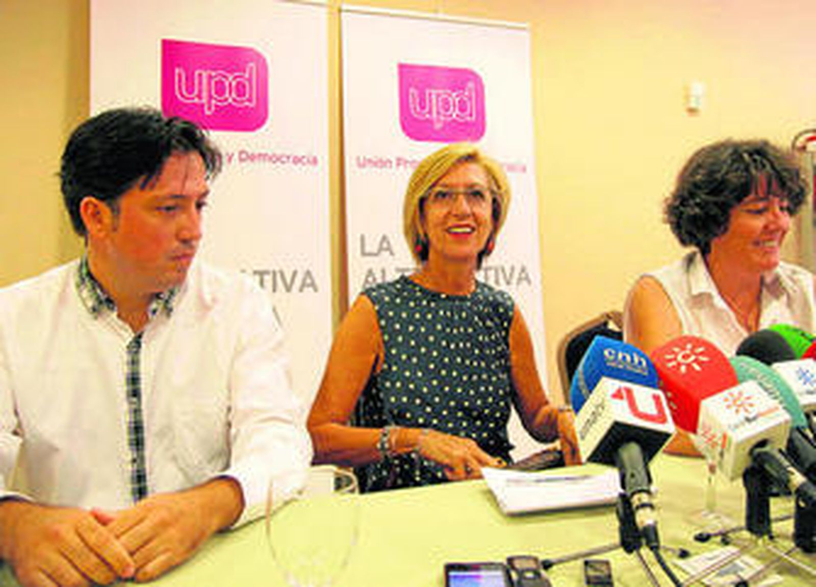 Gonzalo Leandro, en primer término, junto a la portavoz Rosa Díez y Mª Carmen García, concejal en Cartaya.