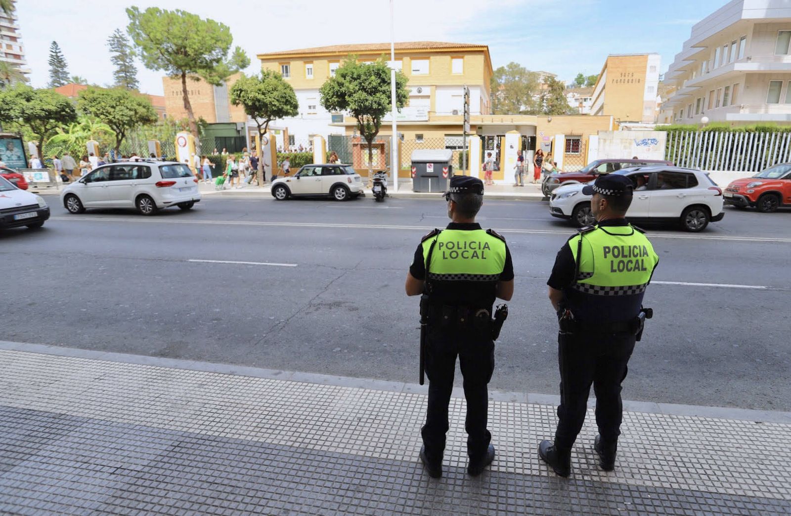 Dos agentes de la Policía Local velan por la seguridad en la entrada de un centro educativo de la capital.