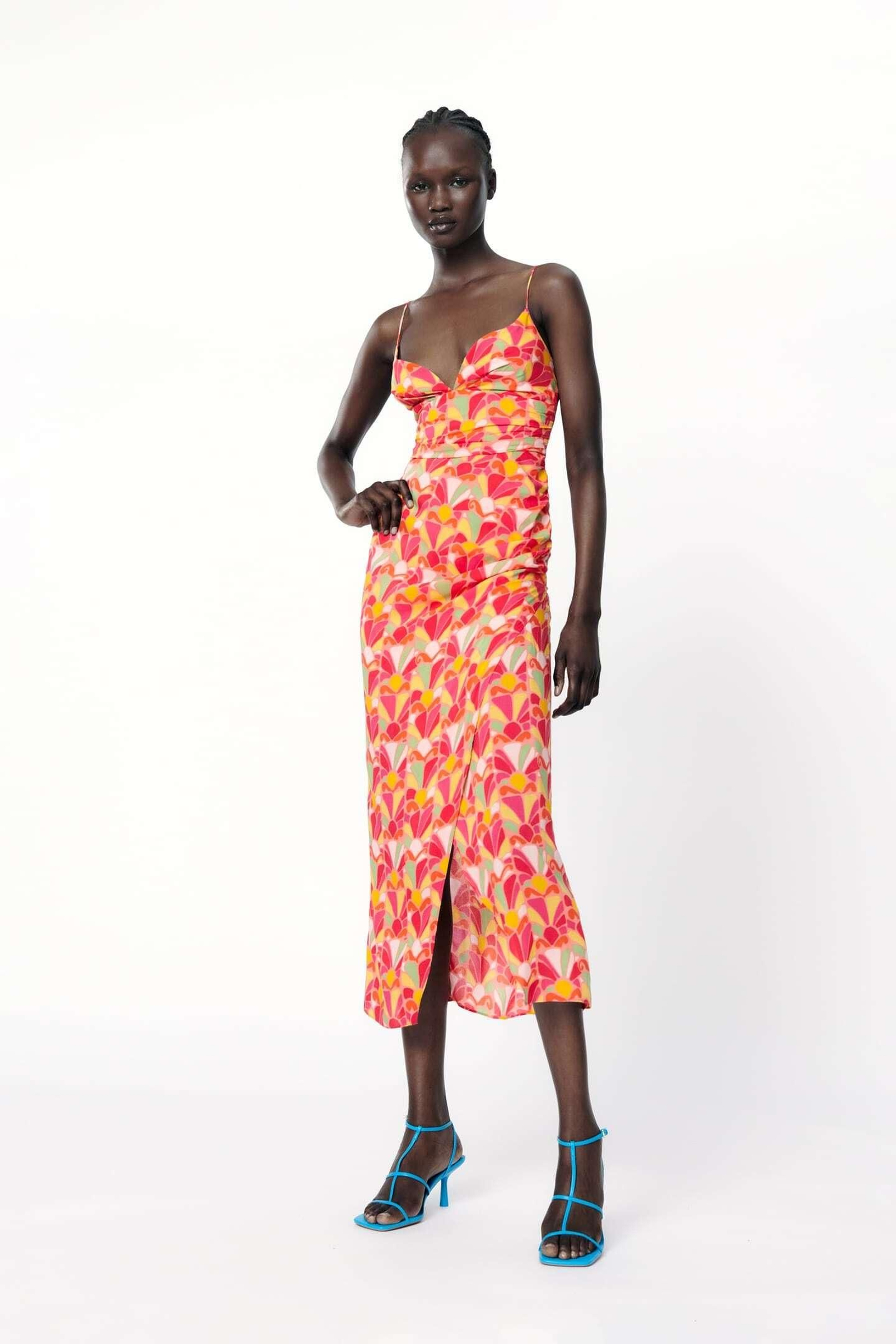 El vestido de verano con estampado en colores vitamina de Zara. El vestido de verano con estampado en colores vitamina de Zara.