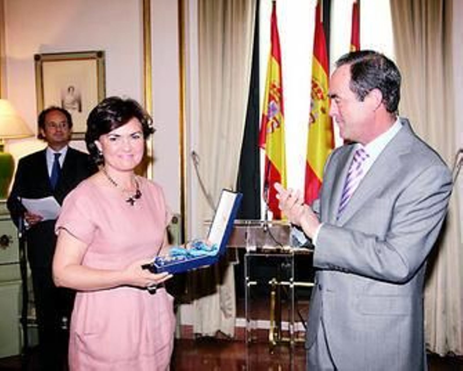 Carmen Calvo recibe la Cruz de manos de José Bono.