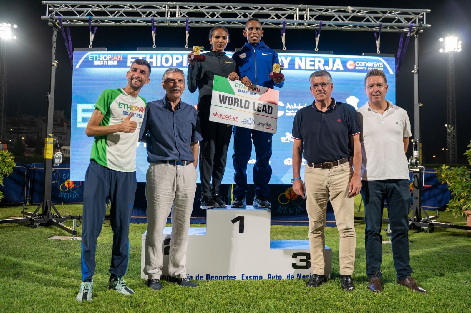 Berihu Aregawi y Gudaf Tsegay en el podium de los ganadores de los 'Ethiopian Trails'