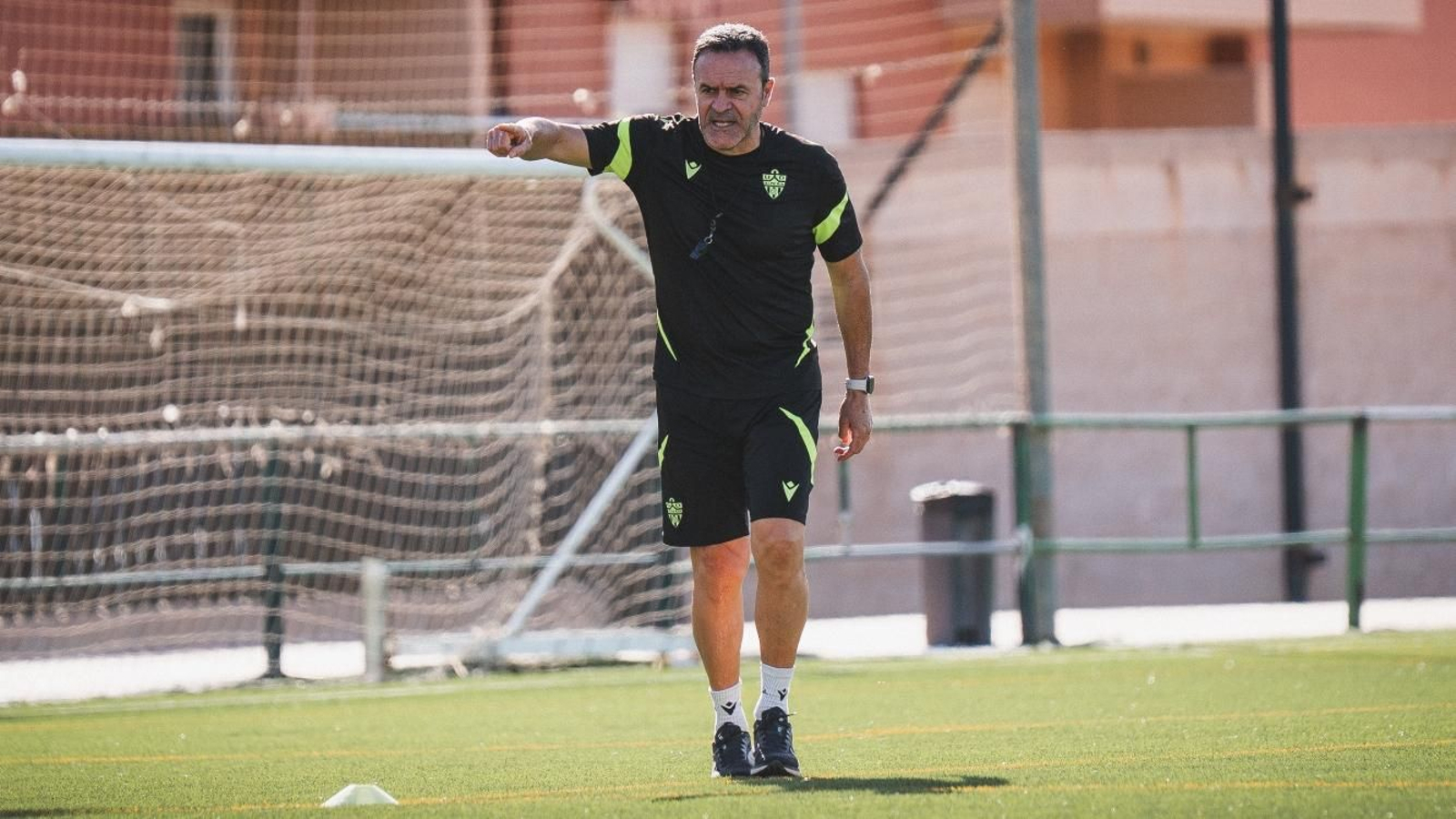 El entrenador almeriense dirige su primer entrenamiento al frente del filial rojiblanco. El entrenador almeriense dirige su primer entrenamiento al frente del filial rojiblanco.