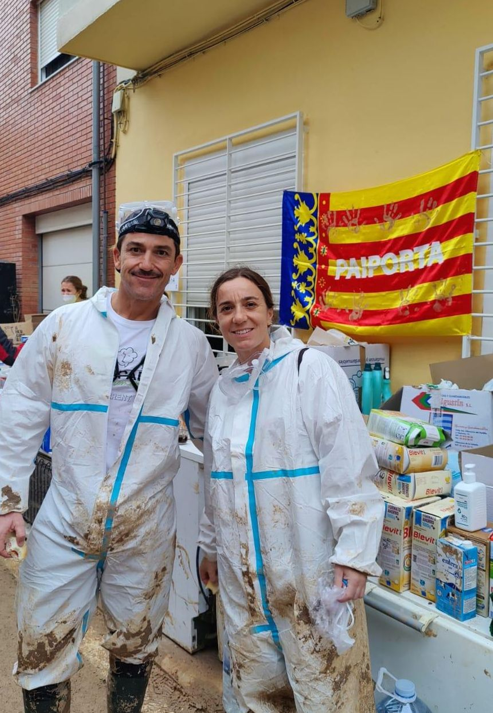 Natalia y Adrián en Catarroja junto a uno de los puntos de abastecimiento de comida y todo tipo de productos